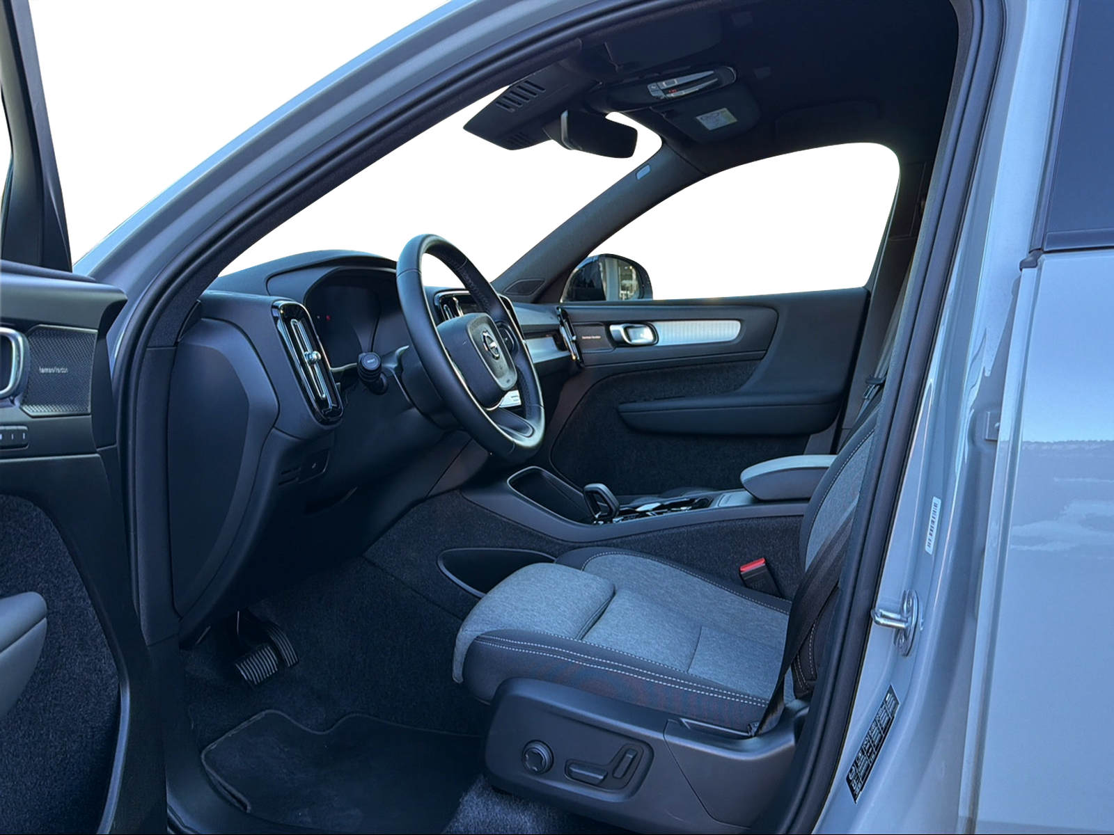 VOLVO XC40 2.0 B3 MH Plus Dark-image-9