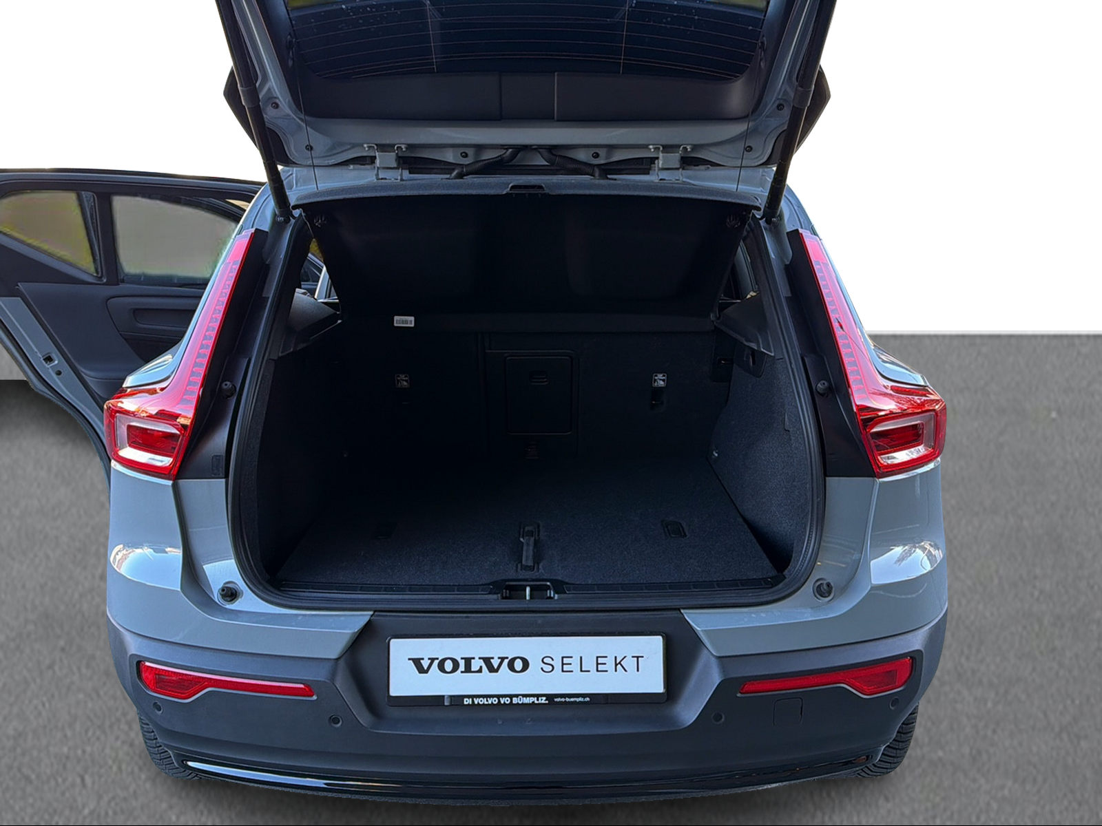 VOLVO XC40 2.0 B3 MH Plus Dark-image-14