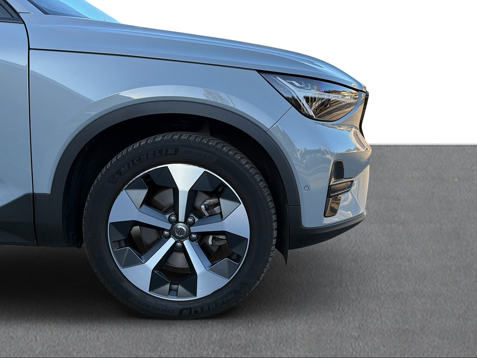 VOLVO XC40 2.0 B3 MH Plus Dark-image-15