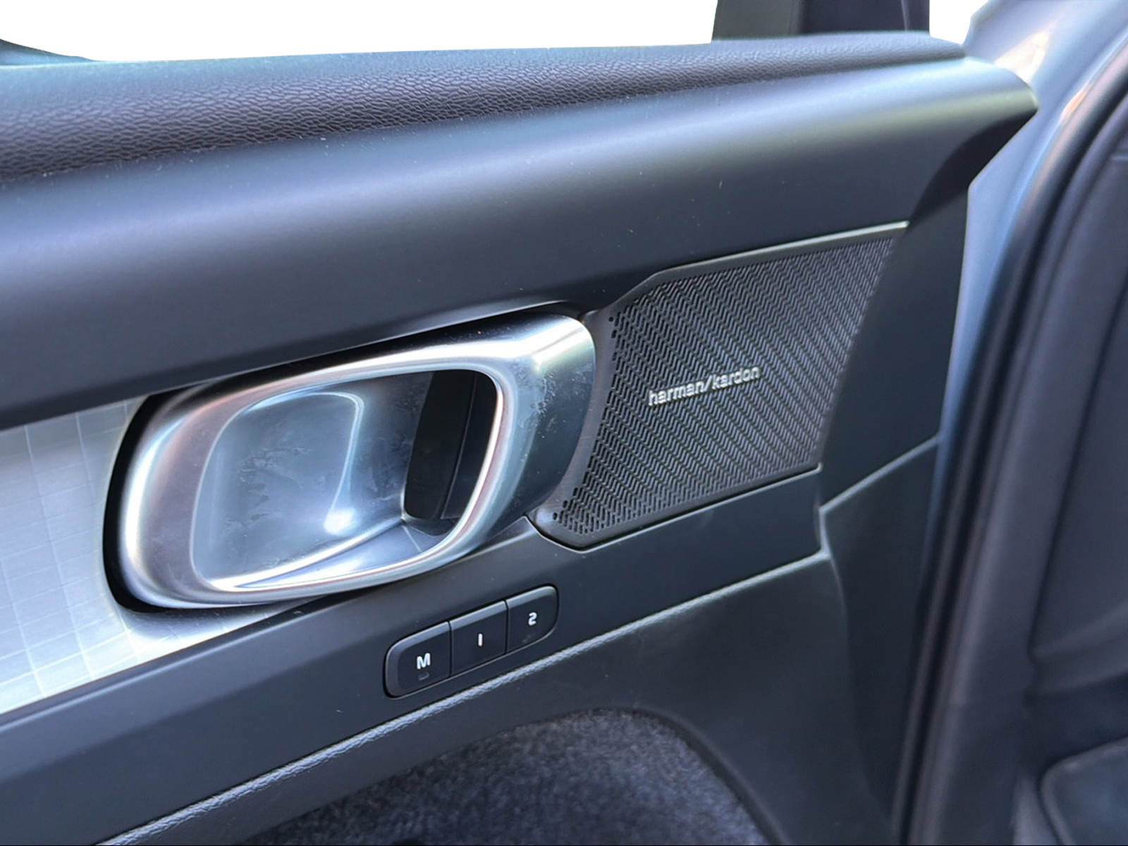 VOLVO XC40 2.0 B3 MH Plus Dark-image-12