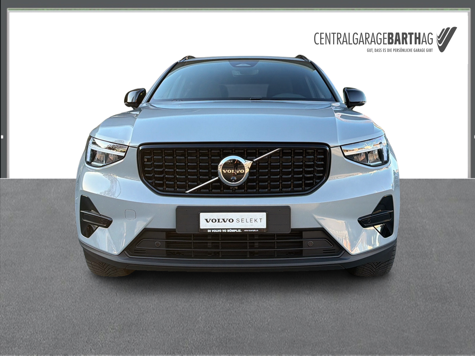 VOLVO XC40 2.0 B3 MH Plus Dark-showroom-element-1