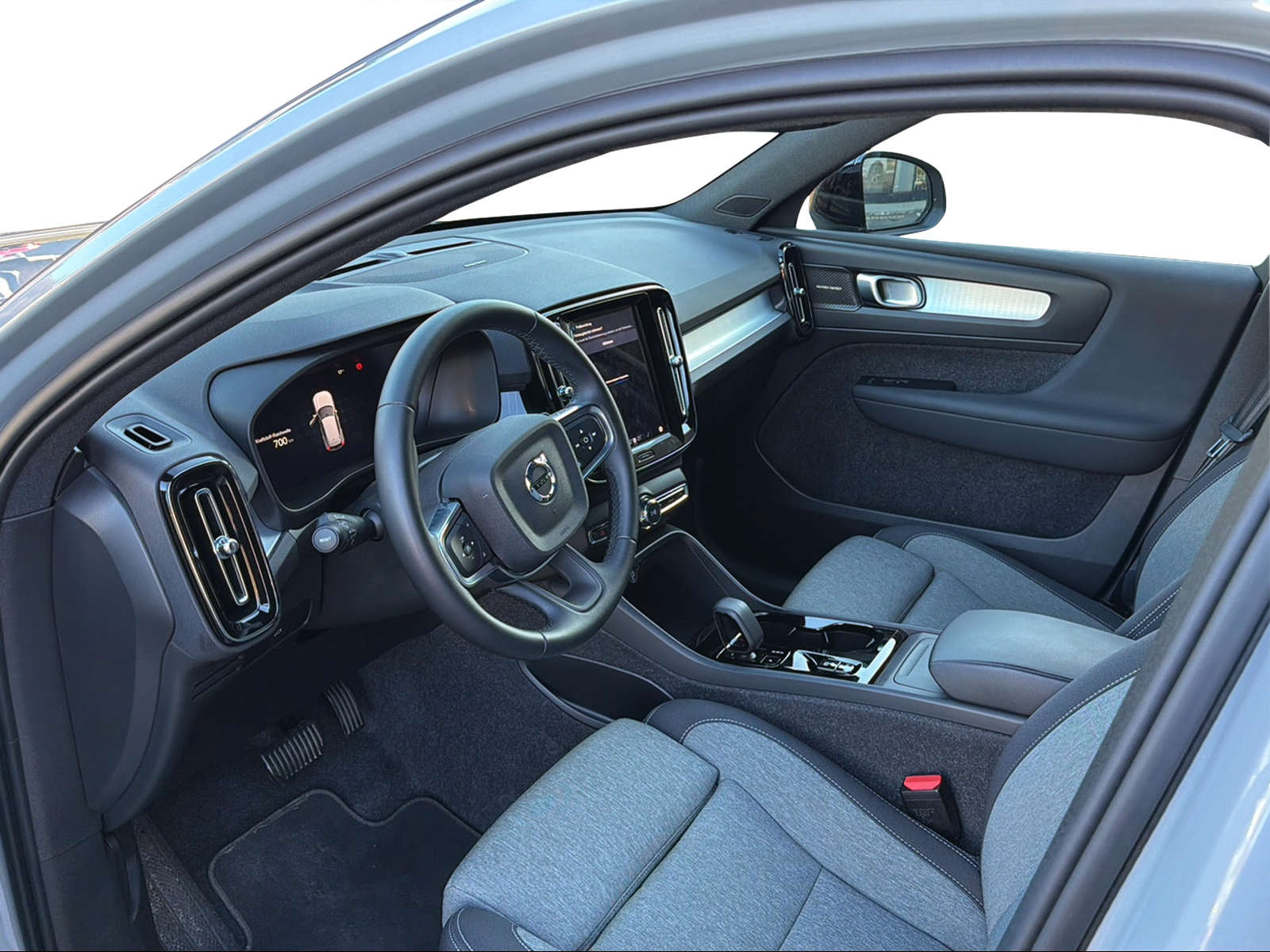 VOLVO XC40 2.0 B3 MH Plus Dark-image-10