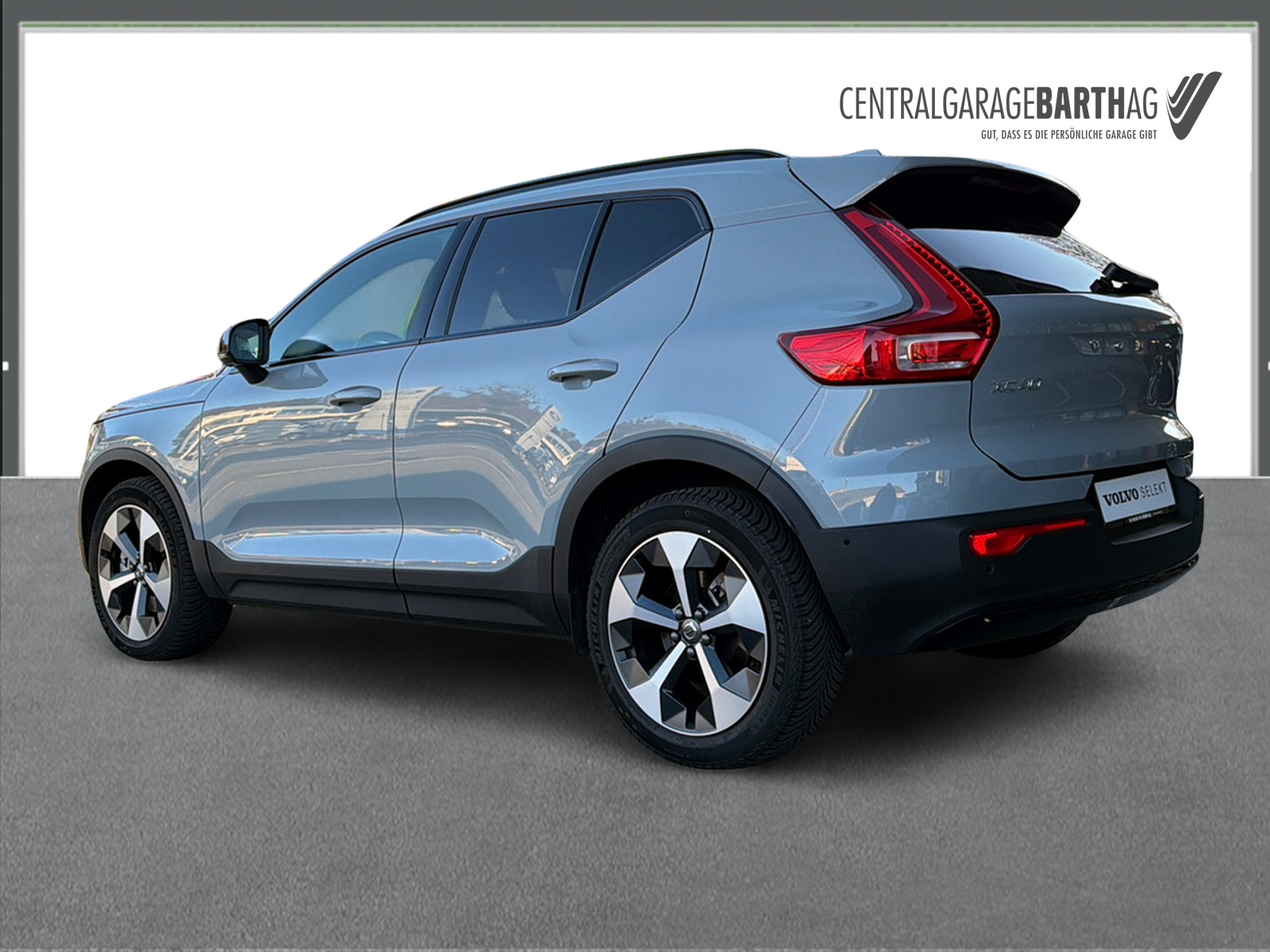 VOLVO XC40 2.0 B3 MH Plus Dark-image-5