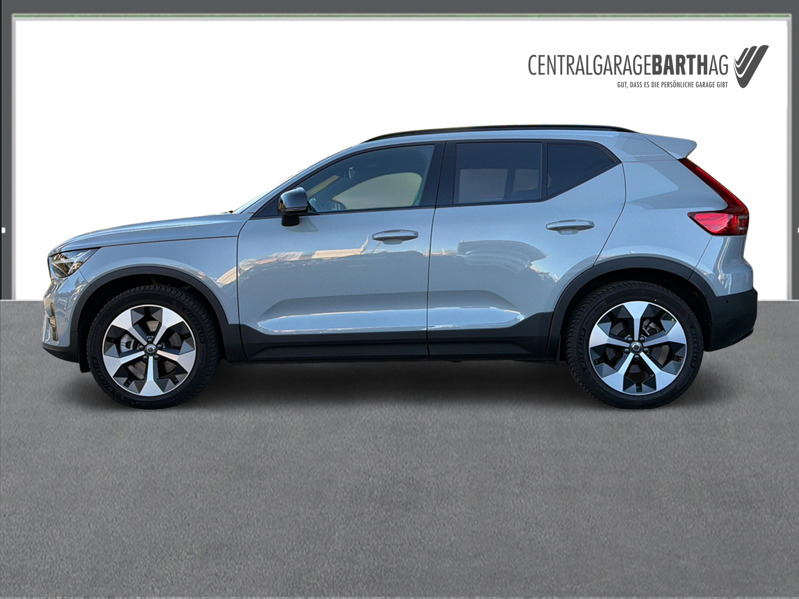 VOLVO XC40 2.0 B3 MH Plus Dark-showroom-element-3