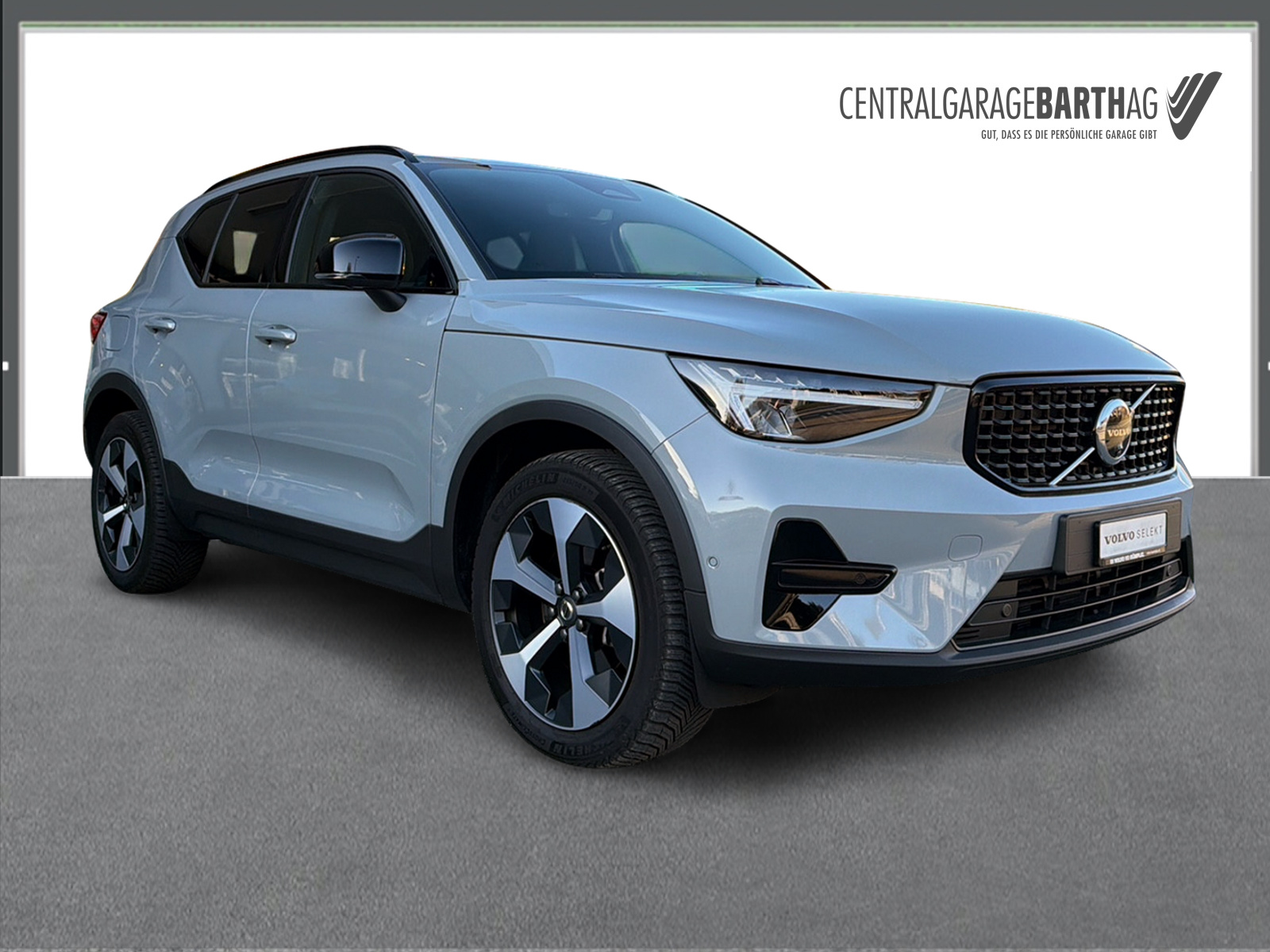 VOLVO XC40 2.0 B3 MH Plus Dark-showroom-element-2