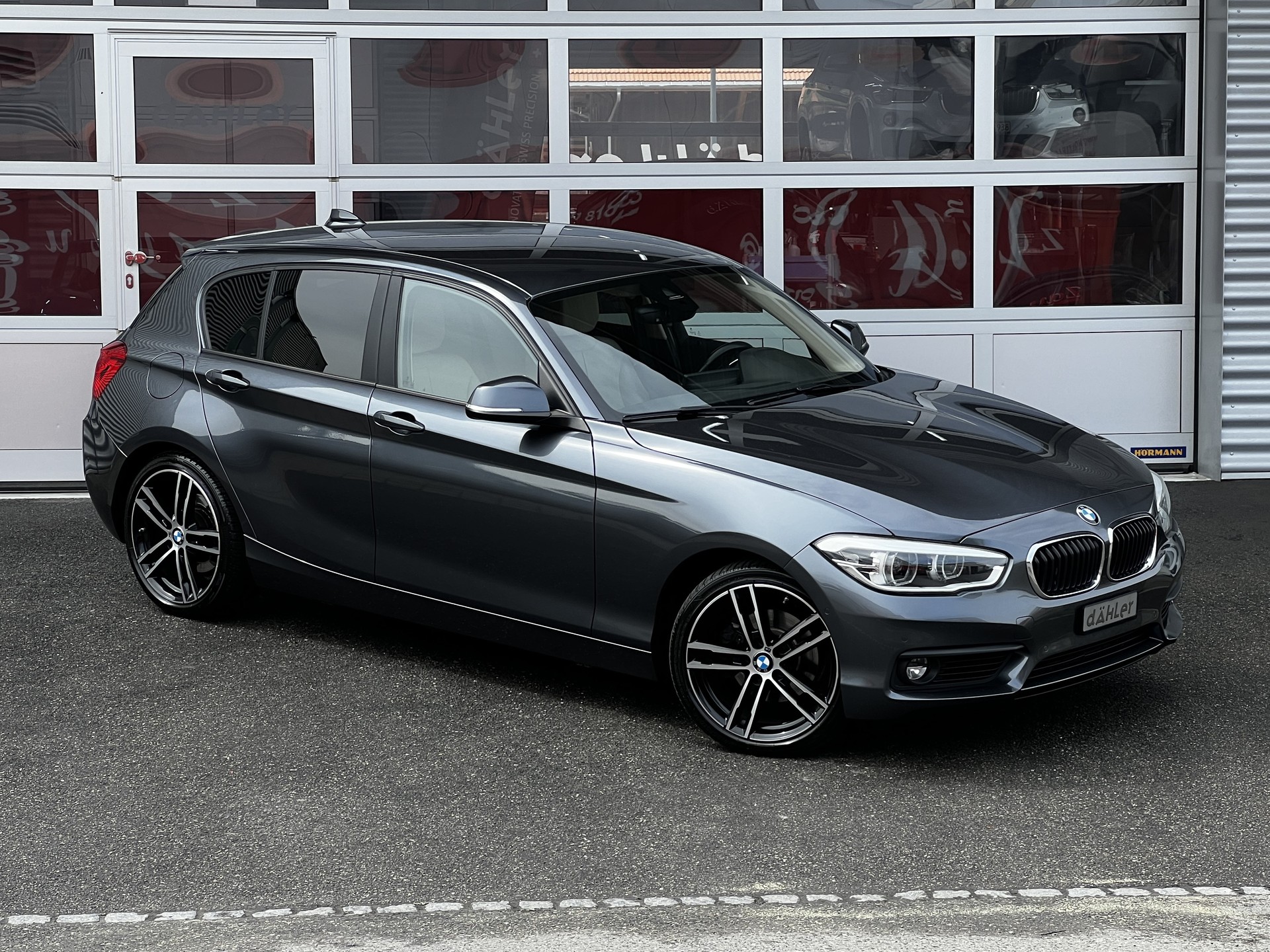 BMW 120d xDrive Steptronic-showroom-element-1