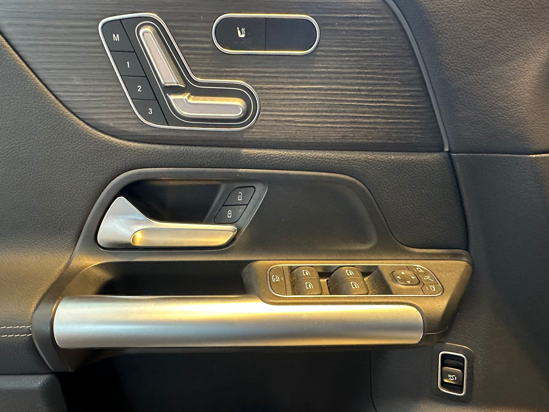 MERCEDES-BENZ GLA 250 4Matic 8G-DCT-image-17
