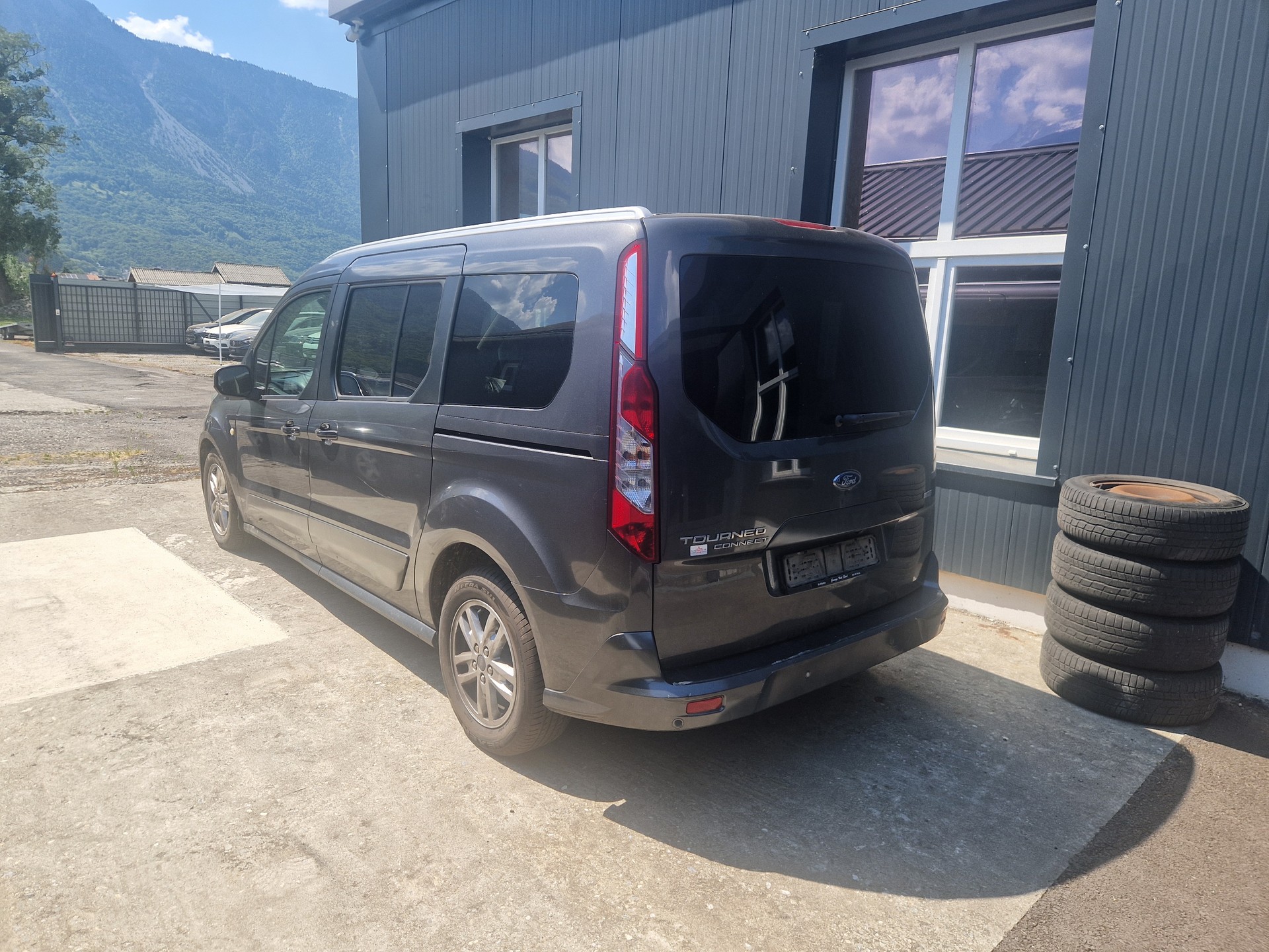 FORD Grand Tourneo Connect 1.5 EcoBlue Titanium Automat-image-3