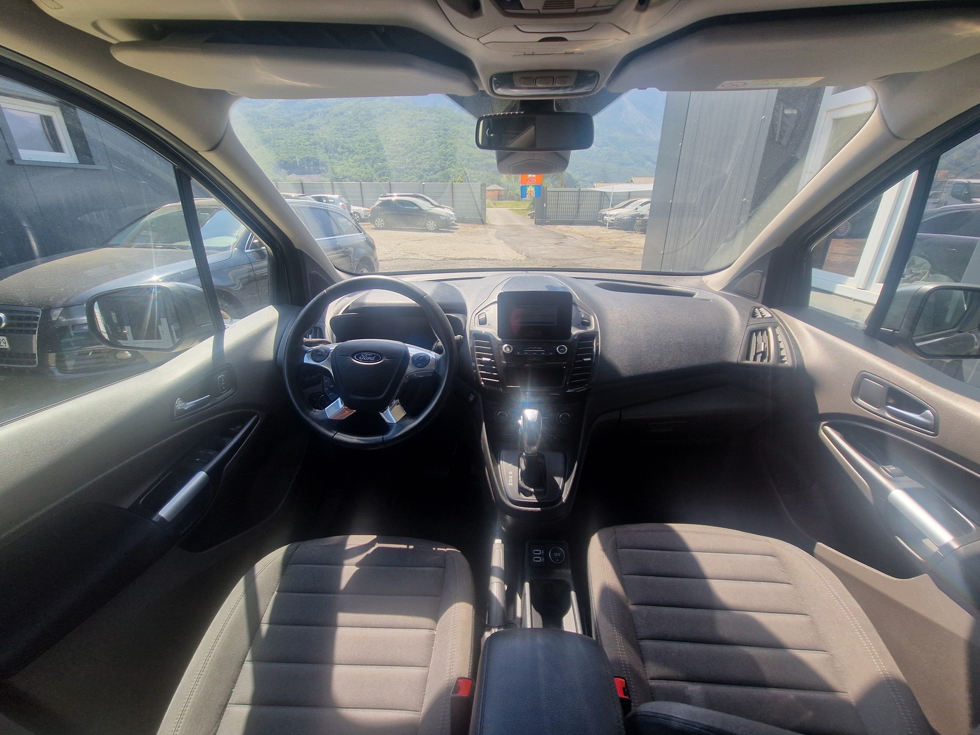 FORD Grand Tourneo Connect 1.5 EcoBlue Titanium Automat-image-6