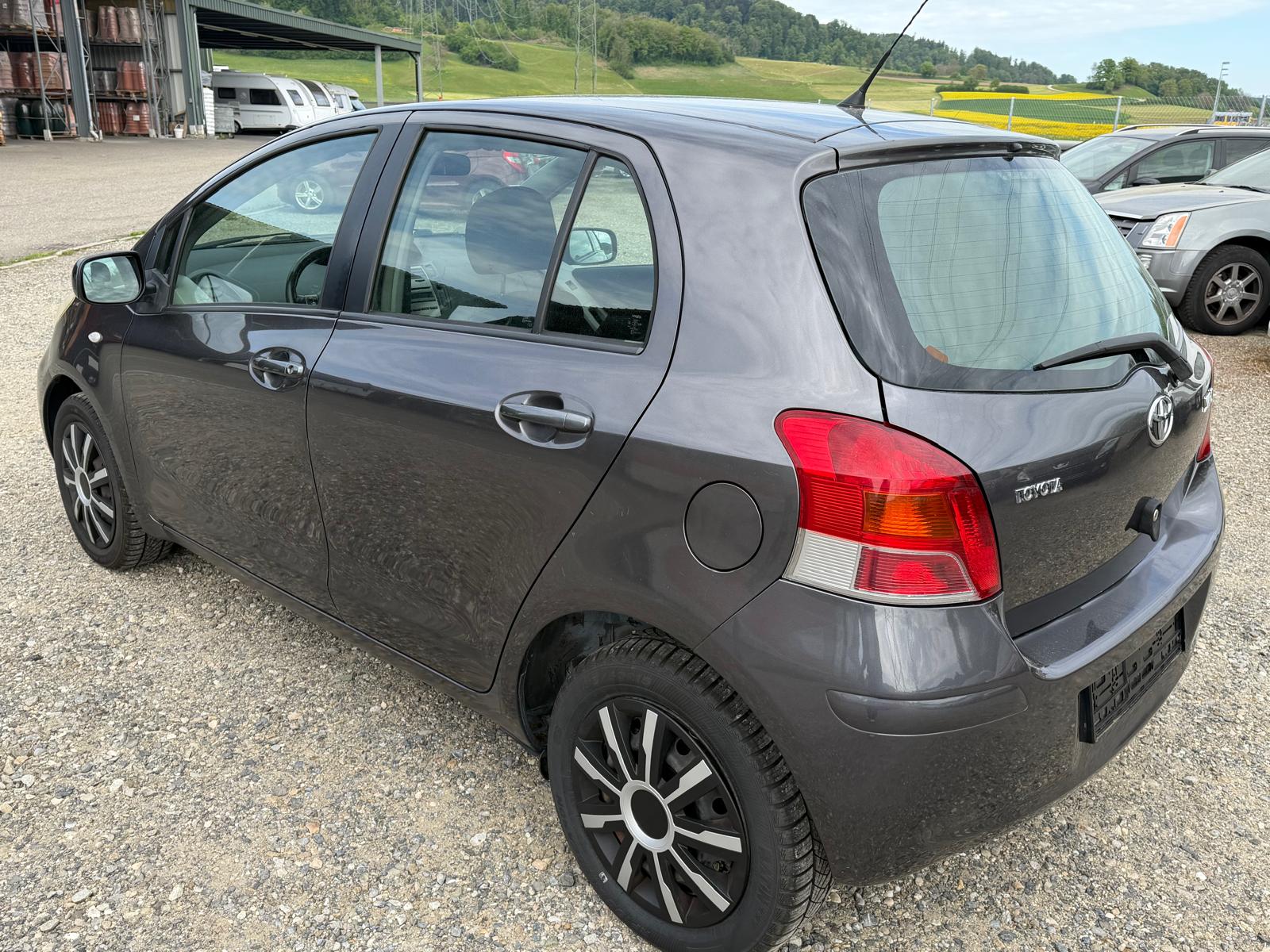 TOYOTA Yaris 1.0 Style-image-11