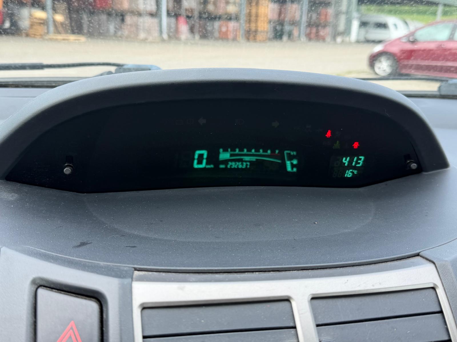 TOYOTA Yaris 1.0 Style-image-3