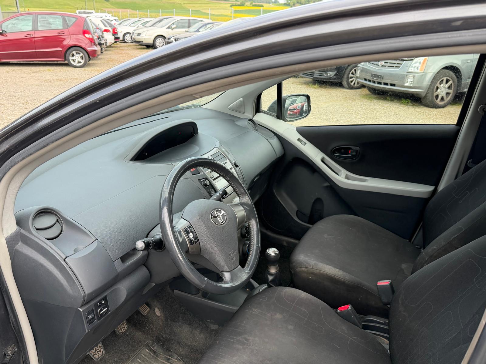 TOYOTA Yaris 1.0 Style-image-5