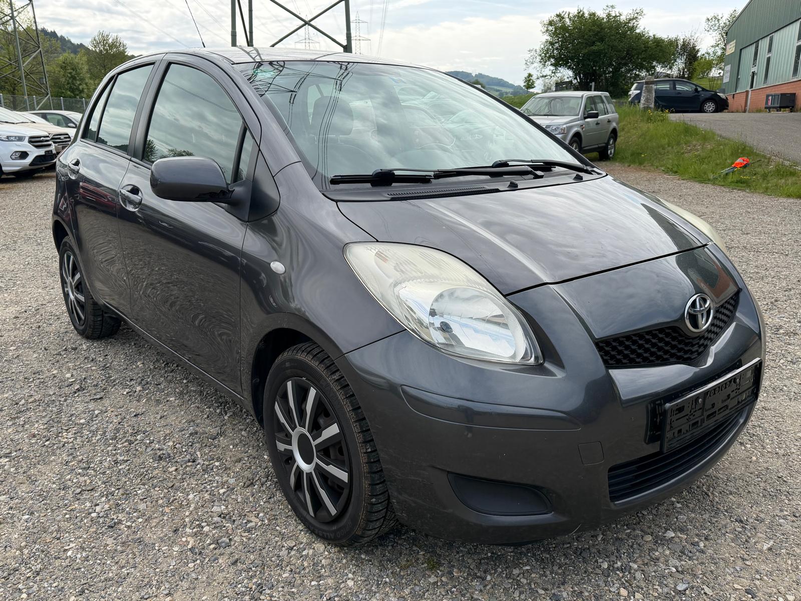 TOYOTA Yaris 1.0 Style-image-1