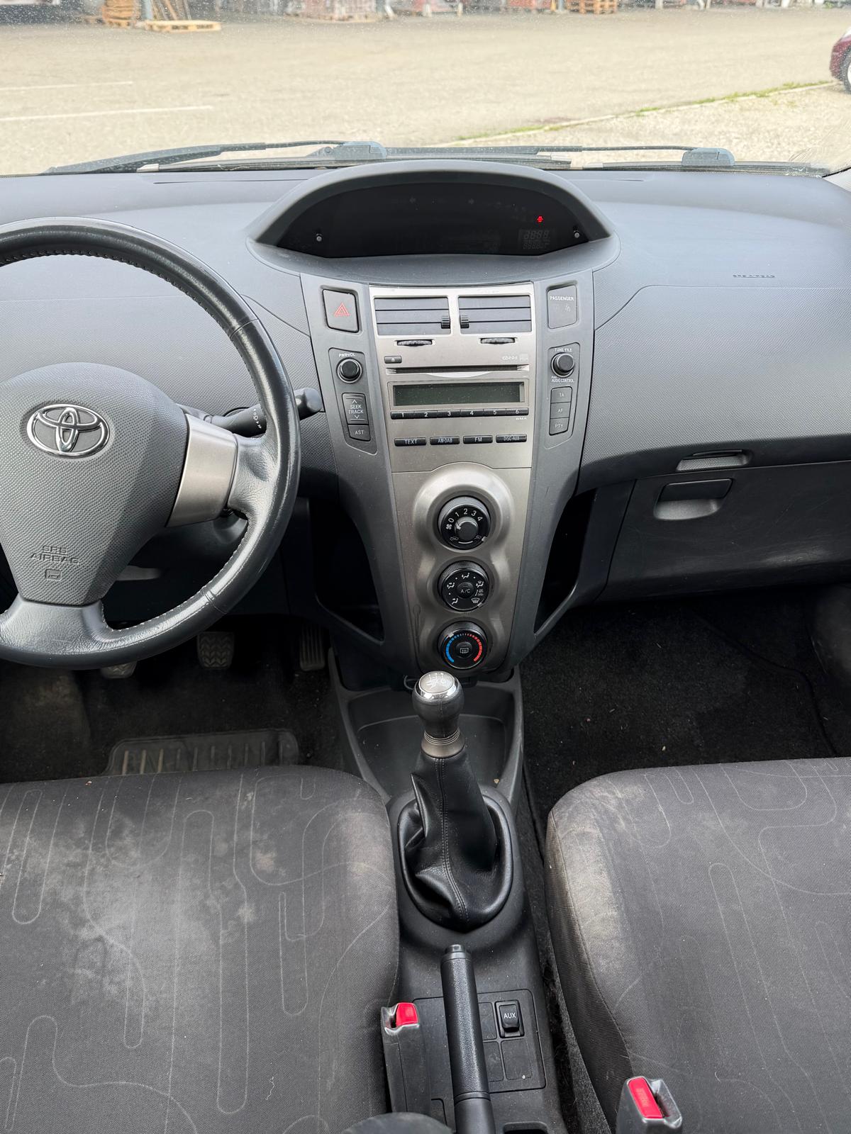 TOYOTA Yaris 1.0 Style-image-4