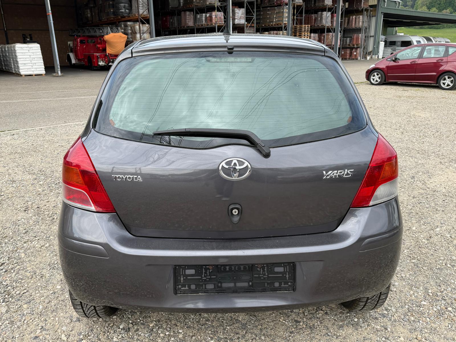 TOYOTA Yaris 1.0 Style-image-12