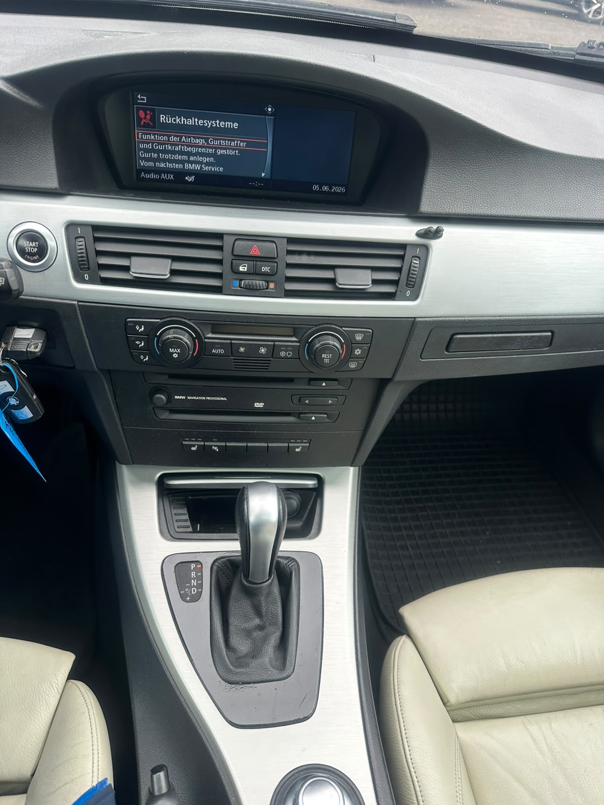 BMW 330i-image-10