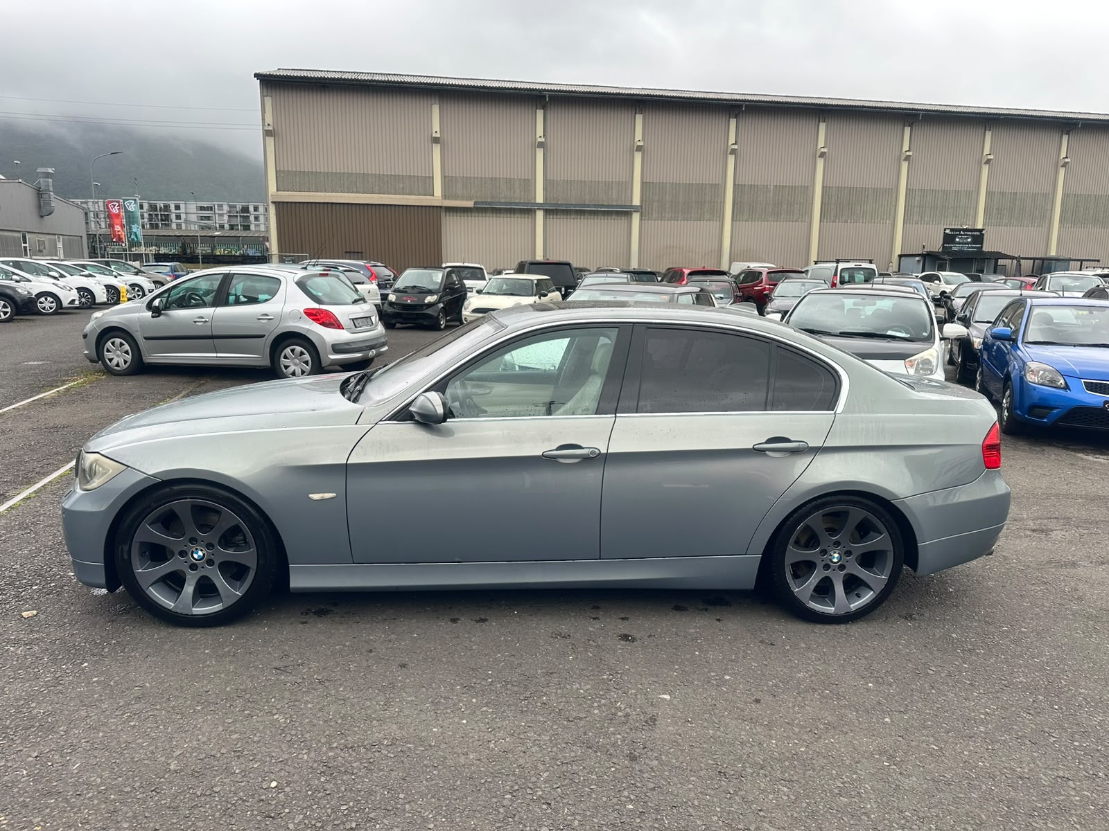 BMW 330i-image-2