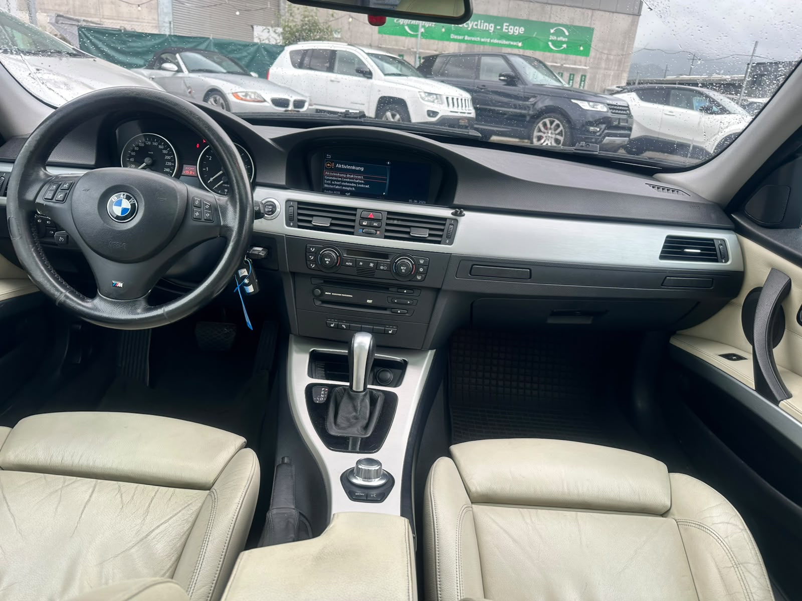 BMW 330i-image-14