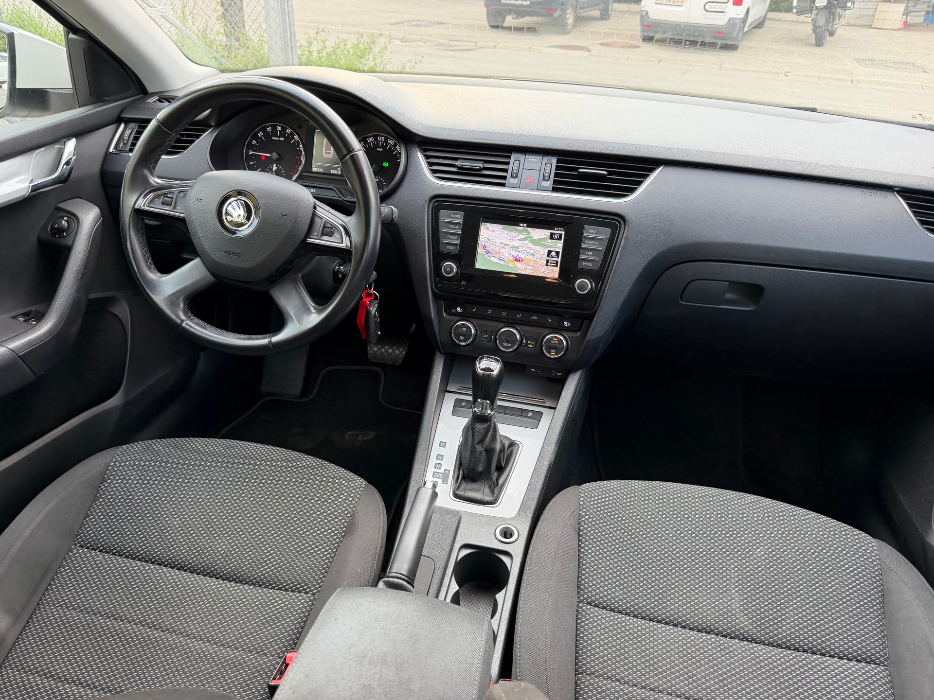 SKODA Octavia Combi 2.0 TDI Ambition 4x4 DSG-image-6