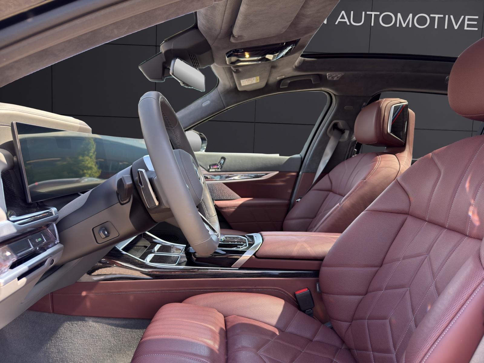 BMW i7 xDrive60-showroom-element-1