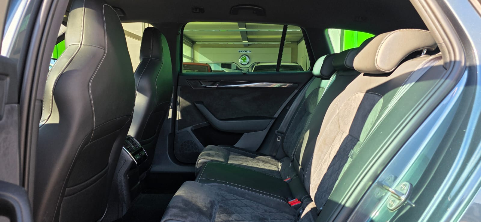 SKODA Superb 2.0 TSI SportLine+ 4x4 DSG-image-10