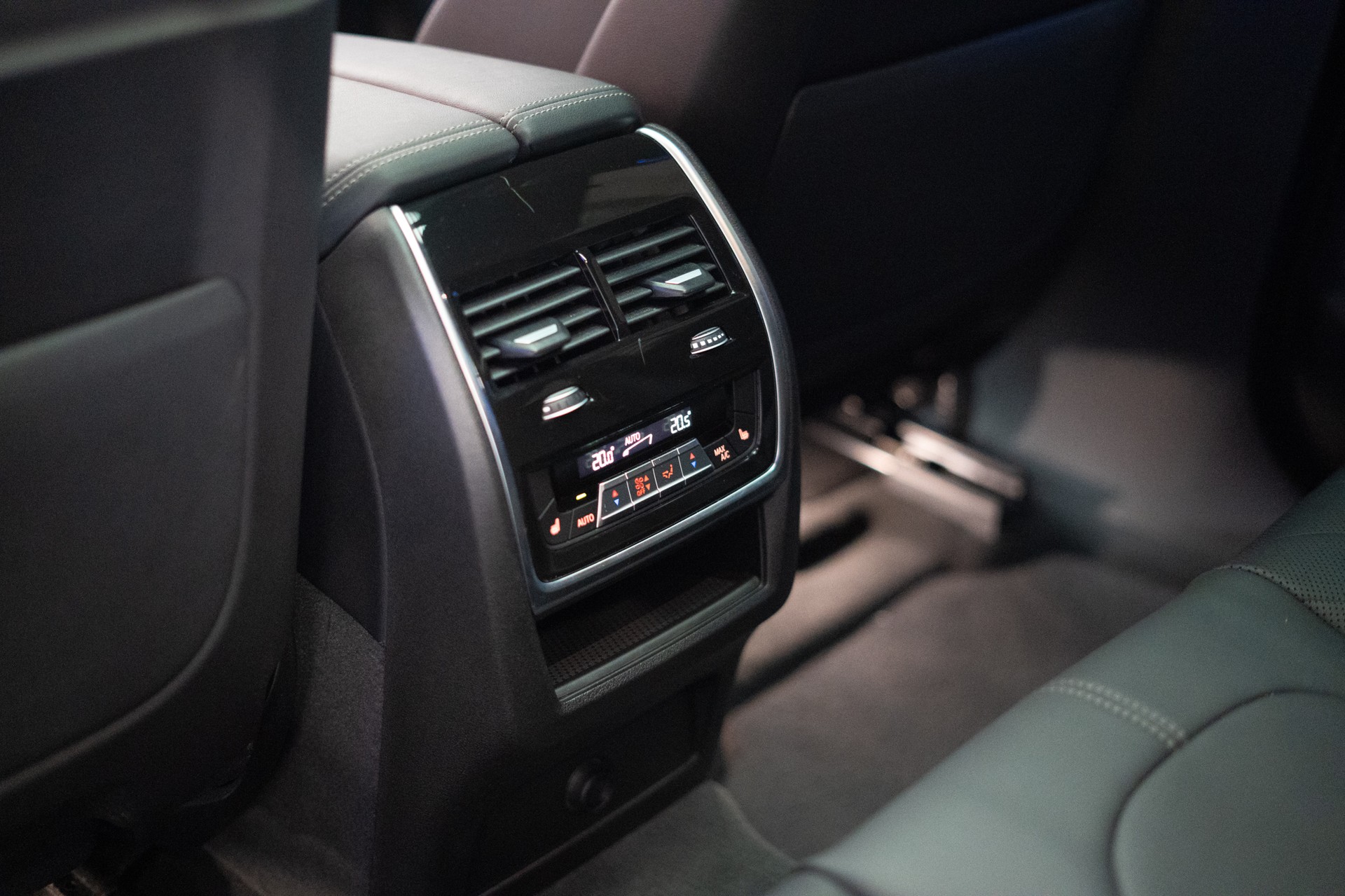 BMW X6 M60i M Sport Pro / Panorama-Glasdach / Bowers&Wilkins / 360°Kamera-image-17