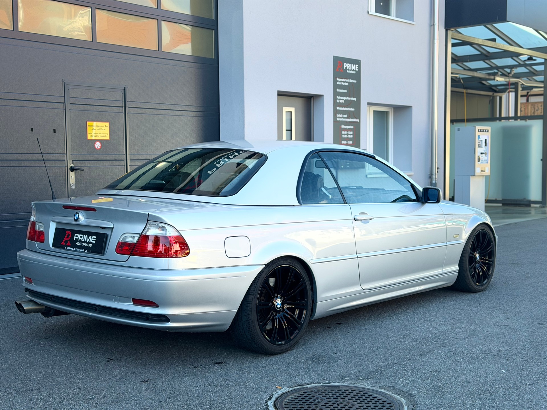 BMW 330Ci Cabriolet-showroom-element-1