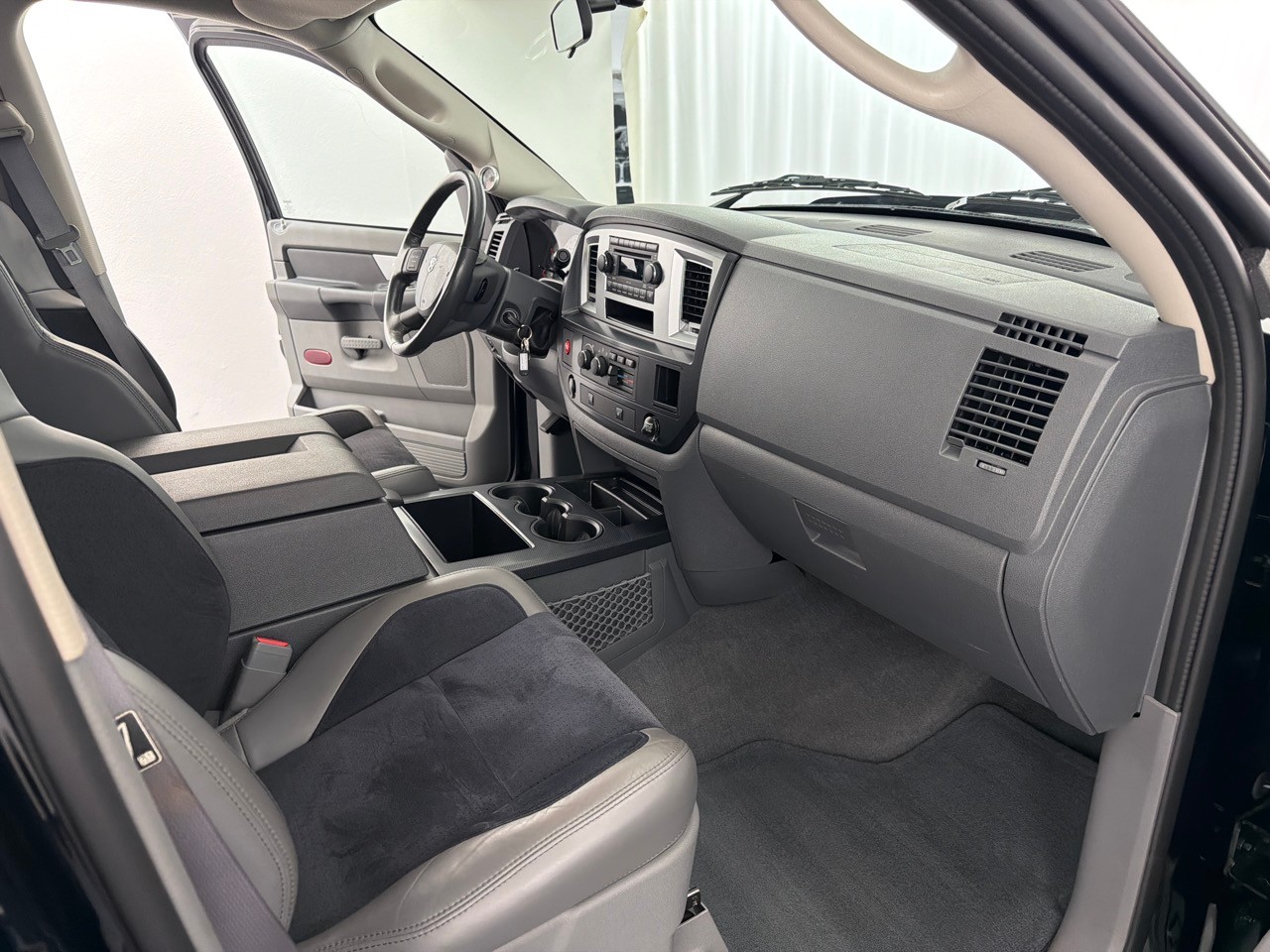 DODGE Ram 1500 SRT-10-image-10