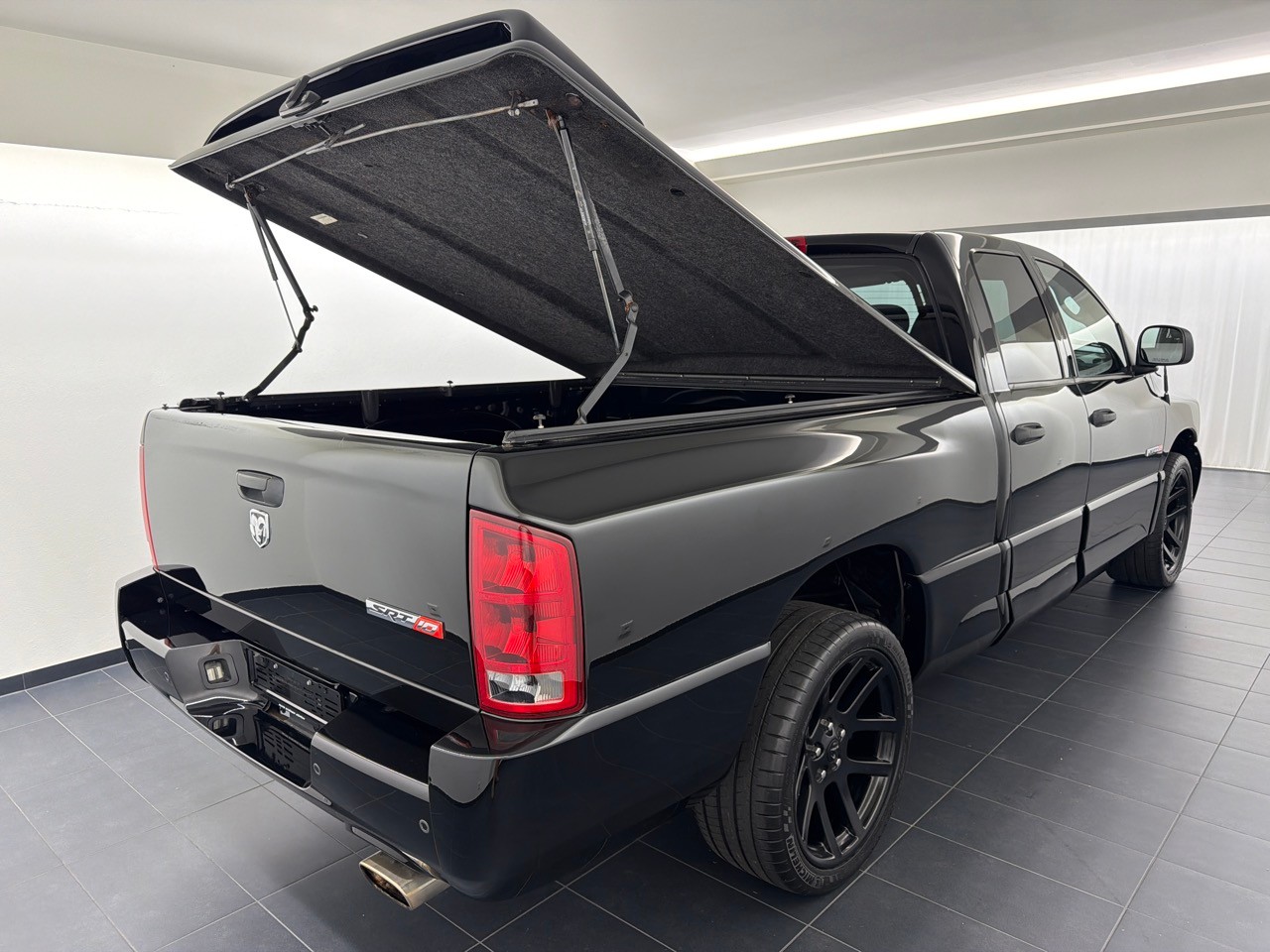 DODGE Ram 1500 SRT-10-showroom-element-2