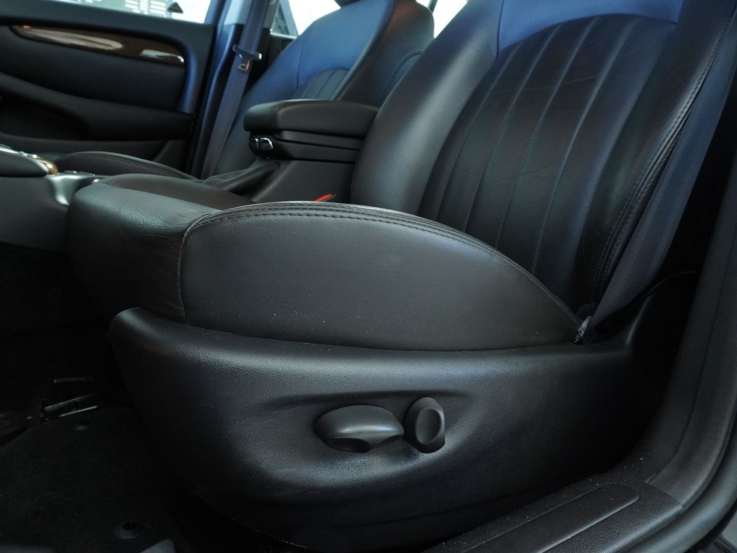 JAGUAR X-Type 3.0 V6 Traction4 Executive-image-8