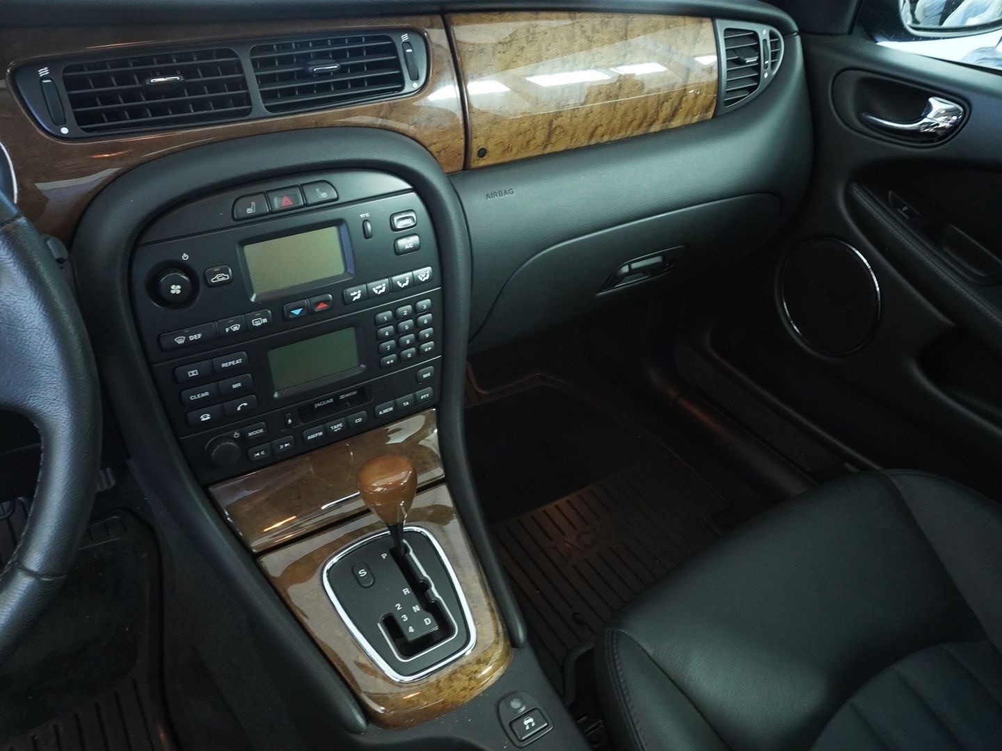 JAGUAR X-Type 3.0 V6 Traction4 Executive-image-5