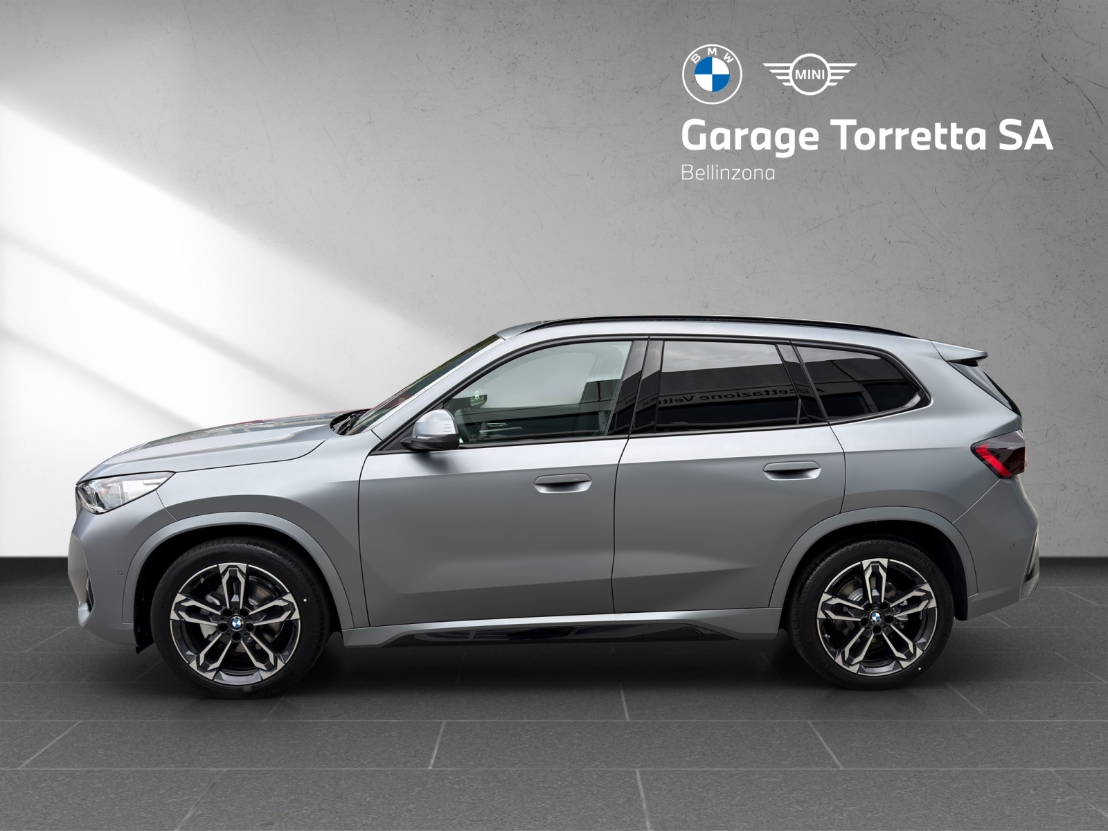 BMW iX1 eDrive 20 Edition M Sport-showroom-element-1