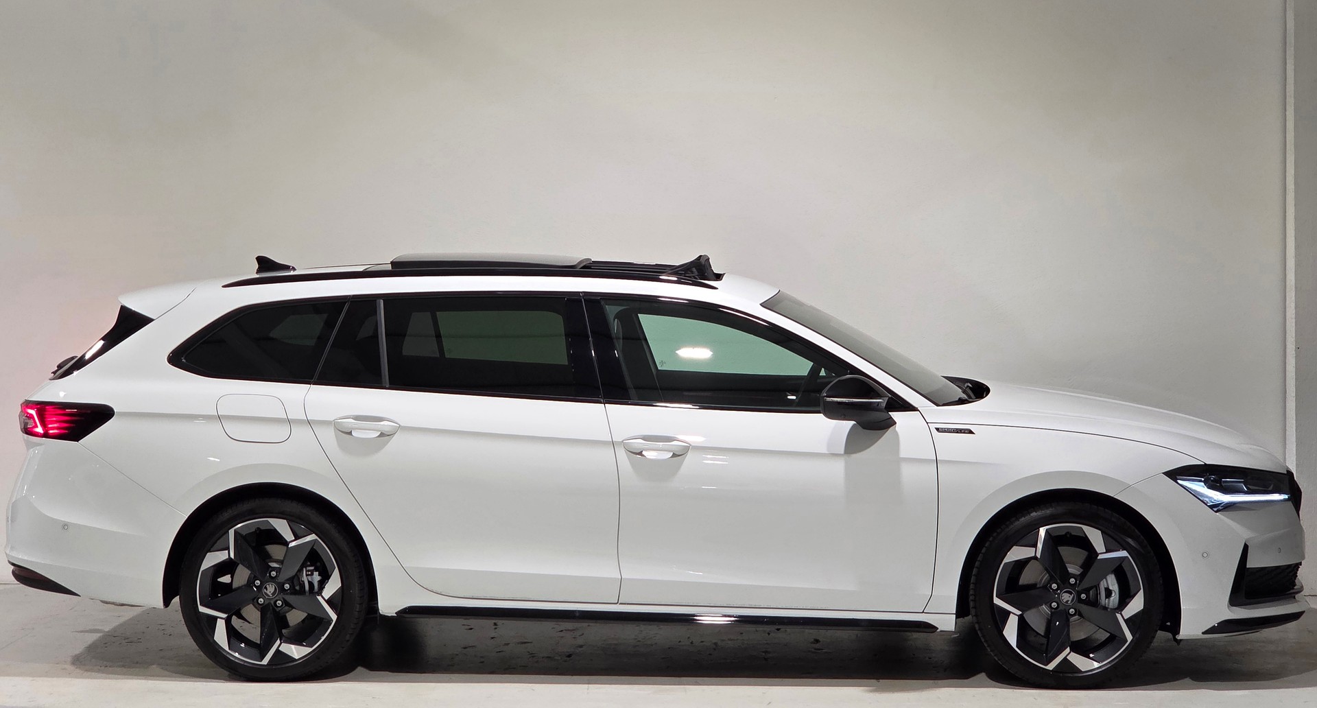 SKODA Superb Combi 2.0 TSI Sportline 4x4 DSG-image-30