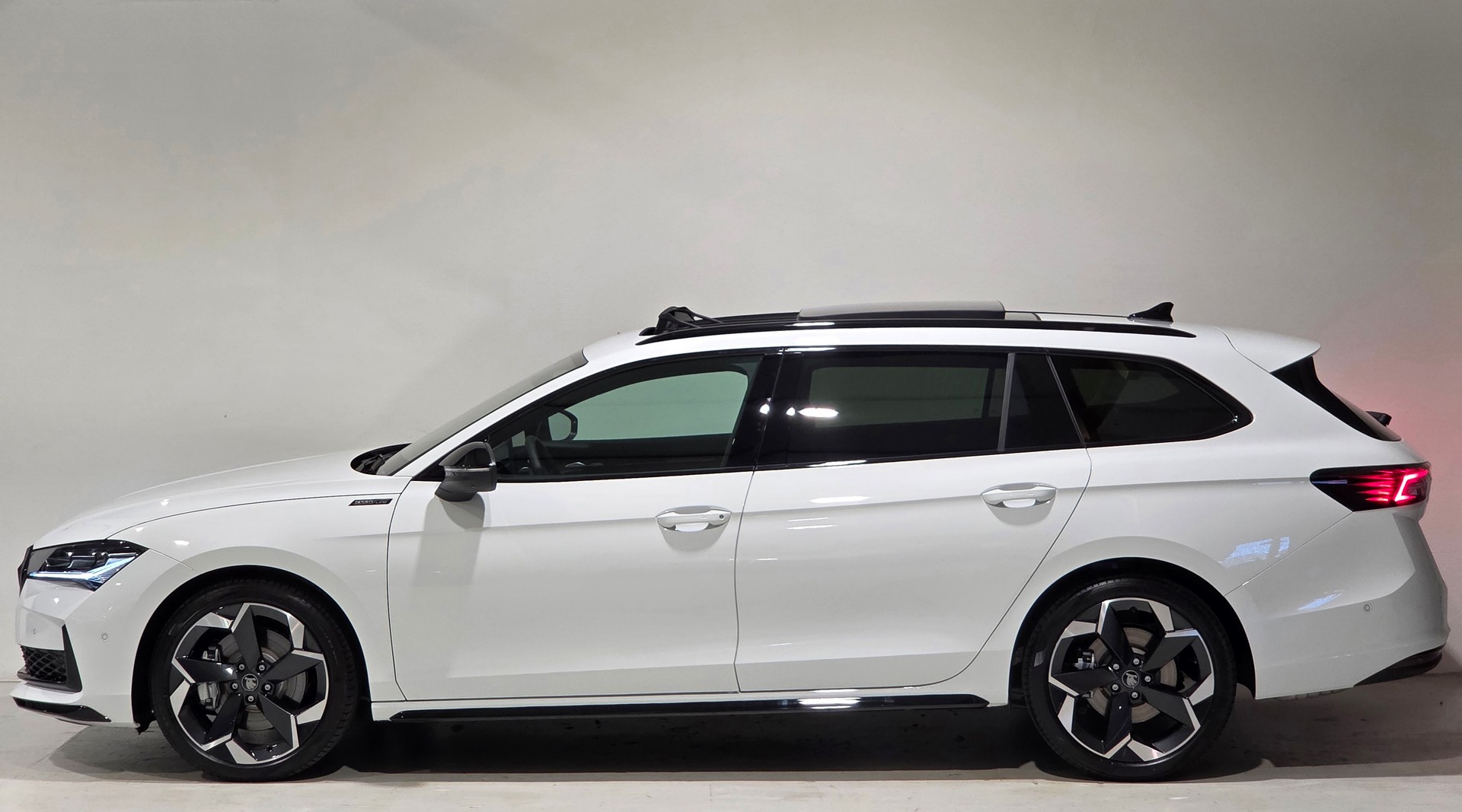 SKODA Superb Combi 2.0 TSI Sportline 4x4 DSG-showroom-element-1