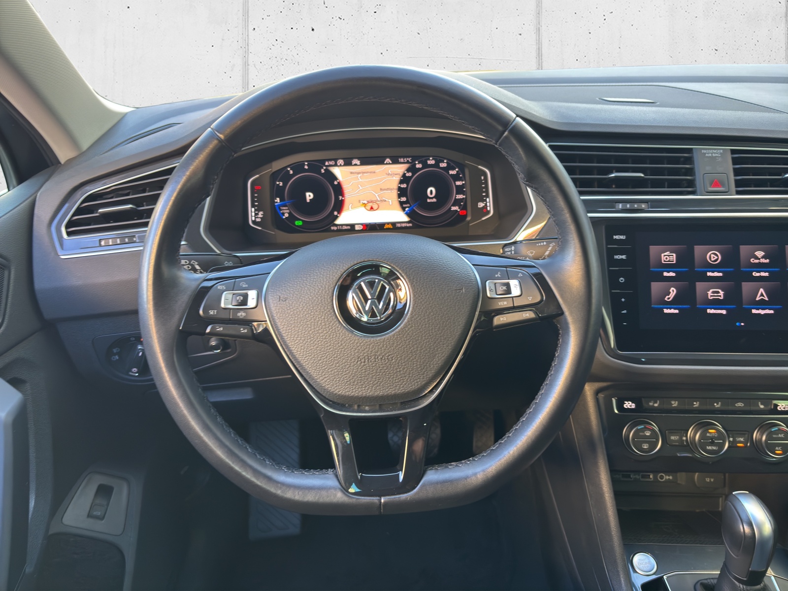 VW Tiguan 2.0TSI Highline 4Motion DSG mit AHK (2500kg), Assistenzpaket Plus & Winterreifen-image-13