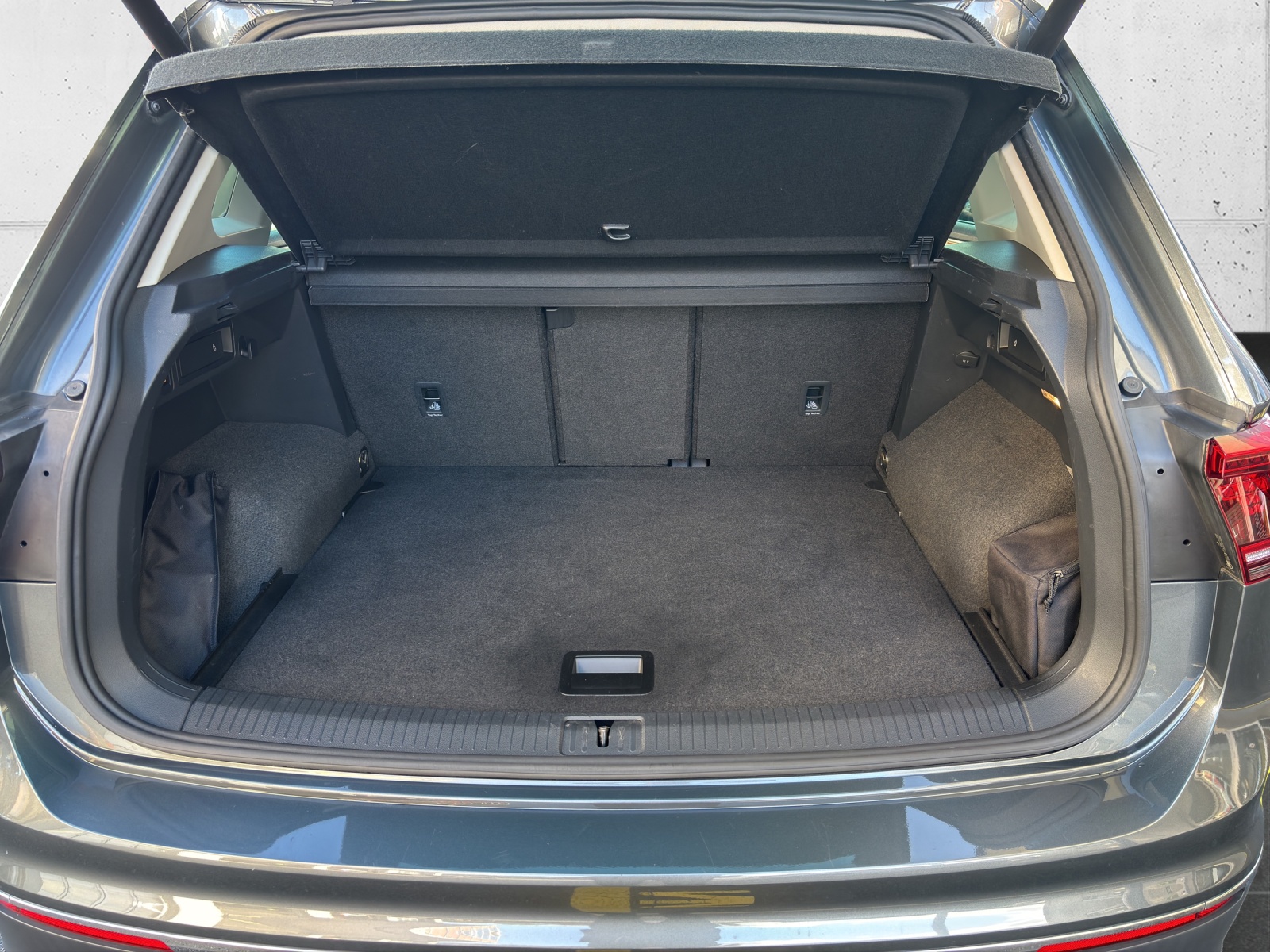 VW Tiguan 2.0TSI Highline 4Motion DSG mit AHK (2500kg), Assistenzpaket Plus & Winterreifen-image-7