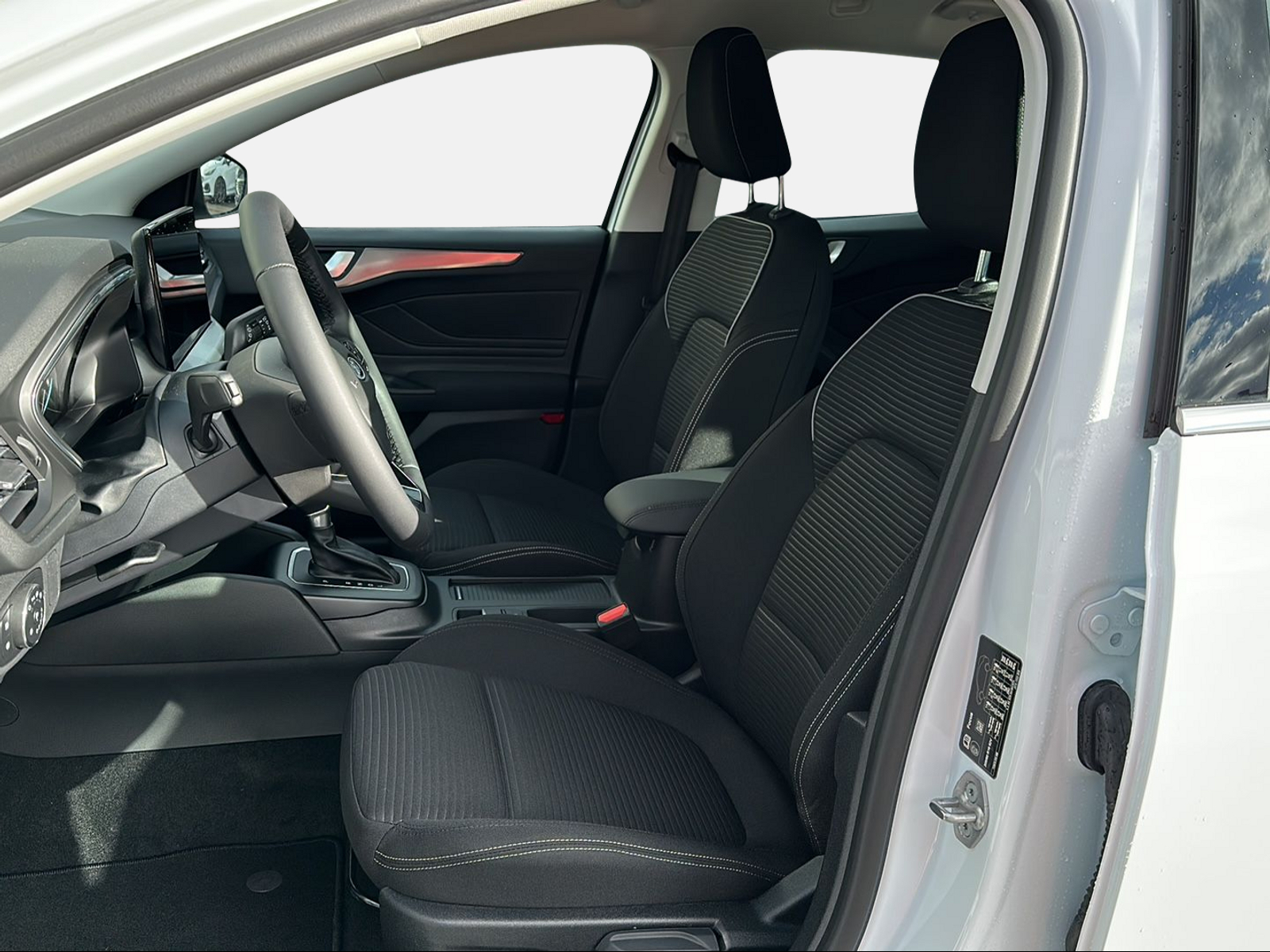 FORD Focus Station Wagon 1.0i EcoB Hybrid 125 Titanium-image-9