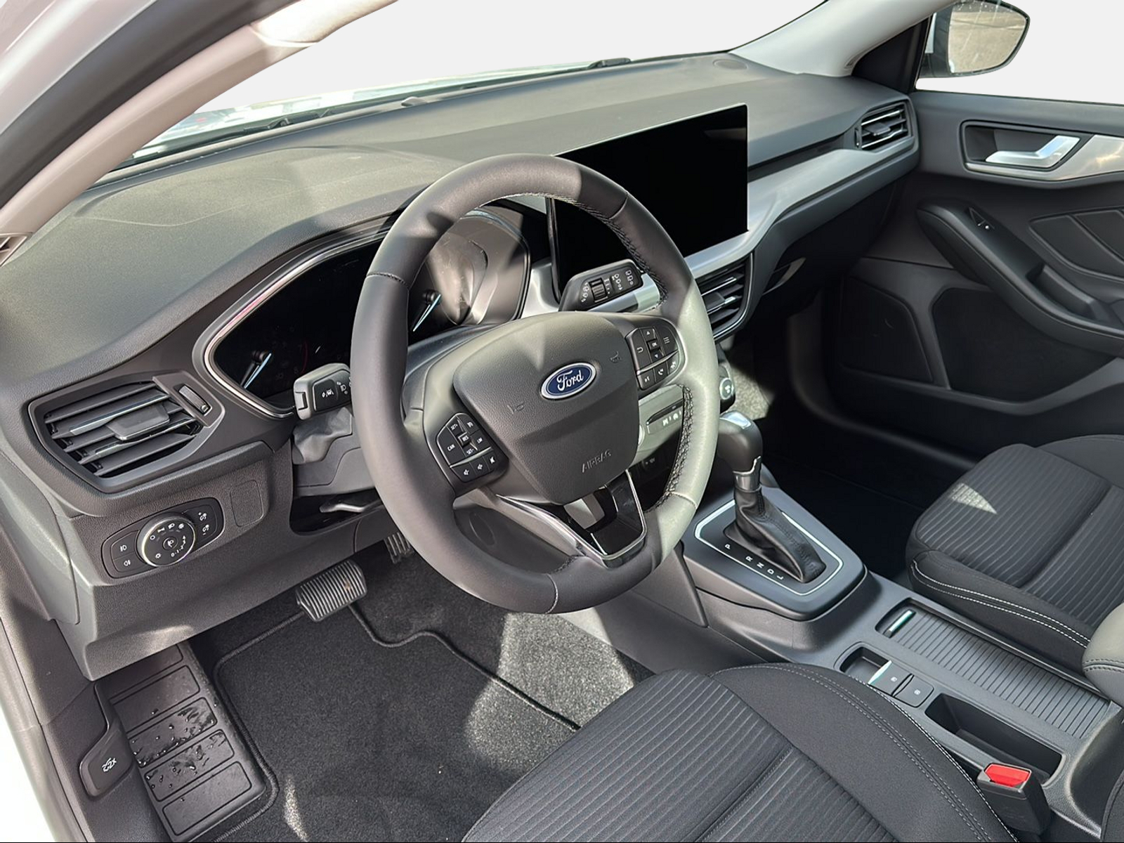 FORD Focus Station Wagon 1.0i EcoB Hybrid 125 Titanium-image-10