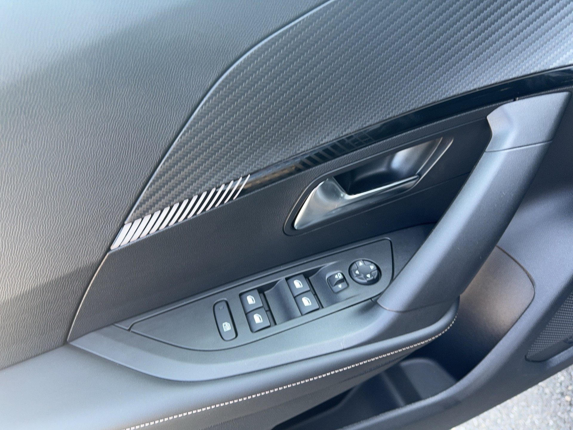 PEUGEOT 2008 156 e 54 kWh Allure-image-23