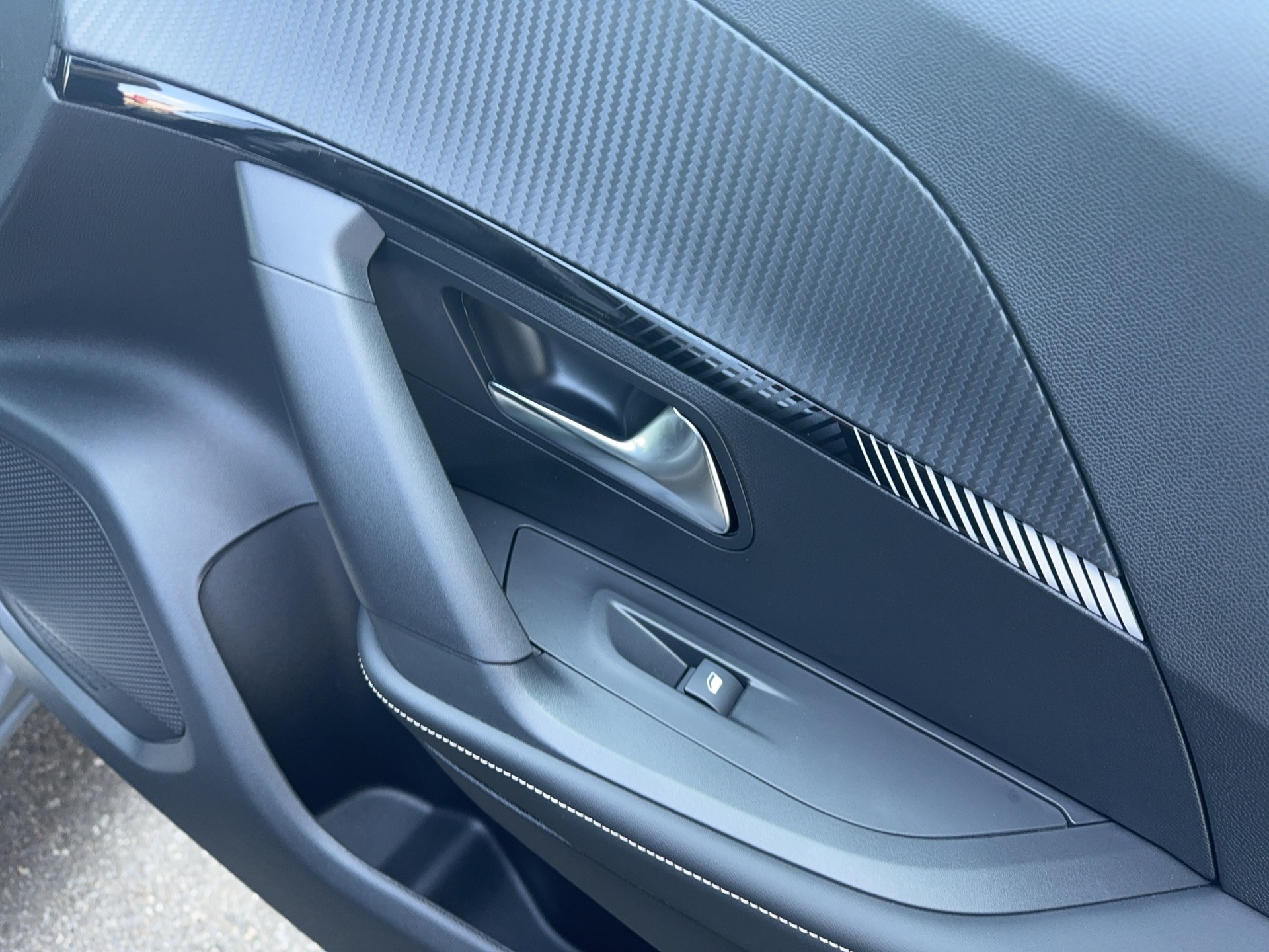 PEUGEOT 2008 156 e 54 kWh Allure-image-24
