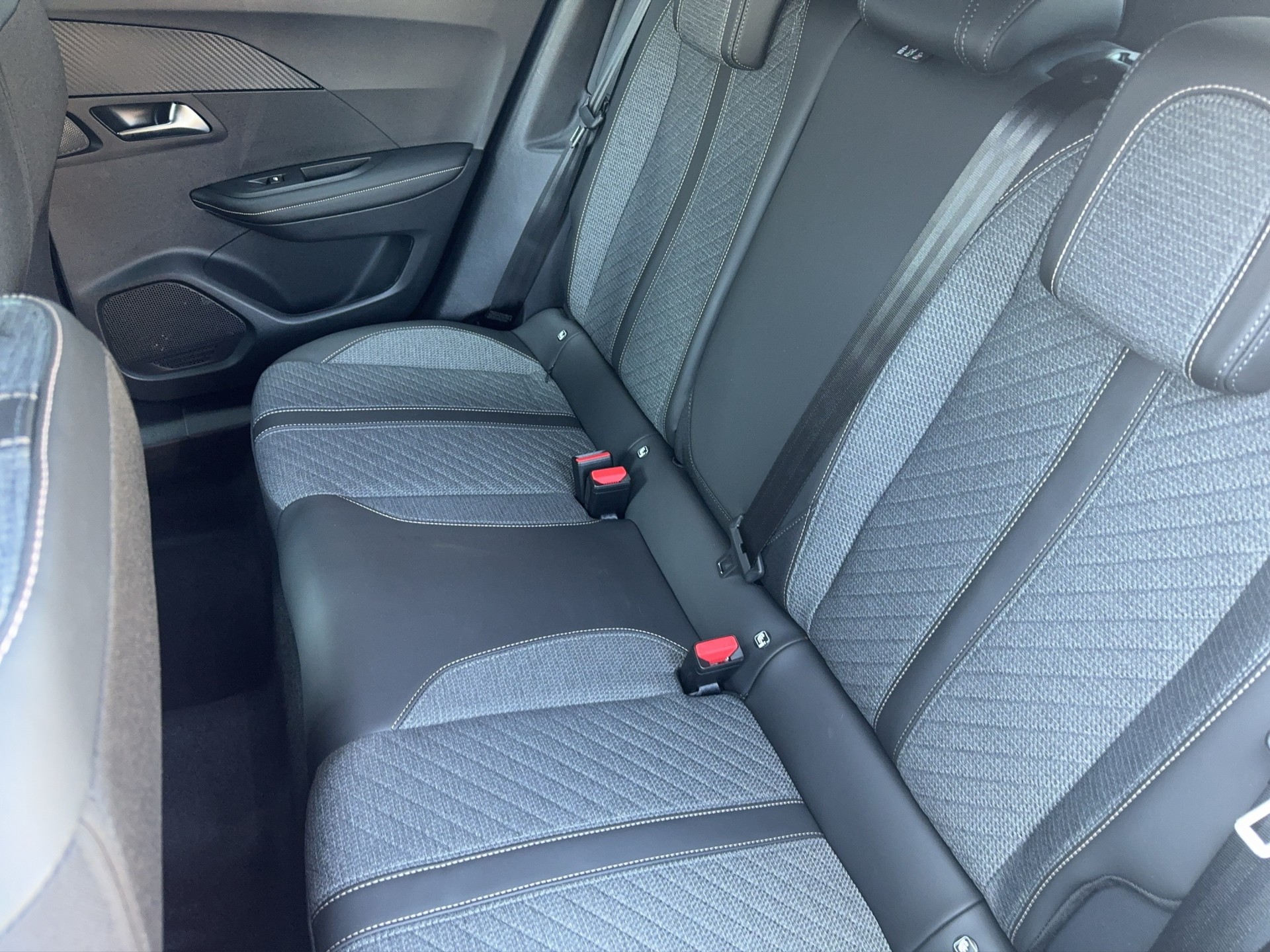 PEUGEOT 2008 156 e 54 kWh Allure-image-13