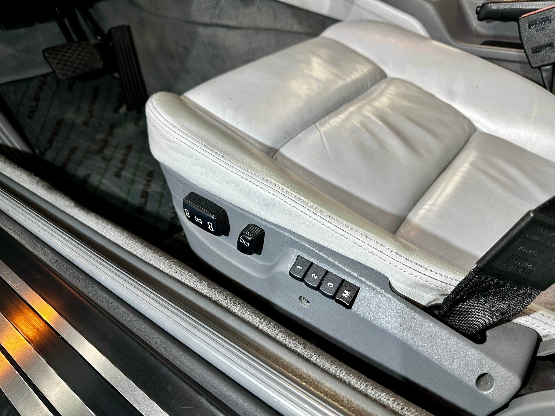 BMW ALPINA 850i A-image-25