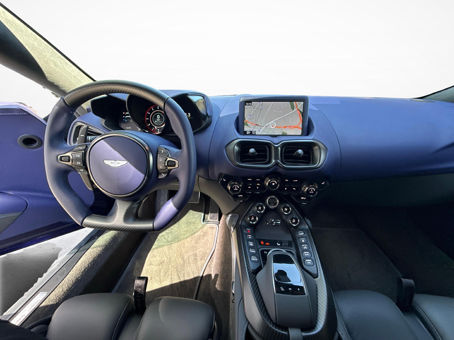 ASTON MARTIN V12 Vantage Roadster 5.2 V12 Bi-Turbo-image-8