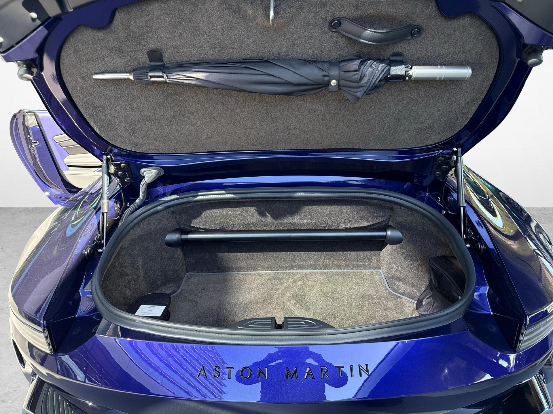 ASTON MARTIN V12 Vantage Roadster 5.2 V12 Bi-Turbo-image-11