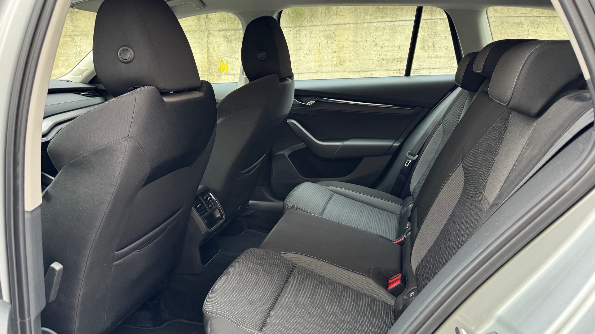 SKODA Octavia Combi 2.0 TDI DSG Ambition 4x4-image-11