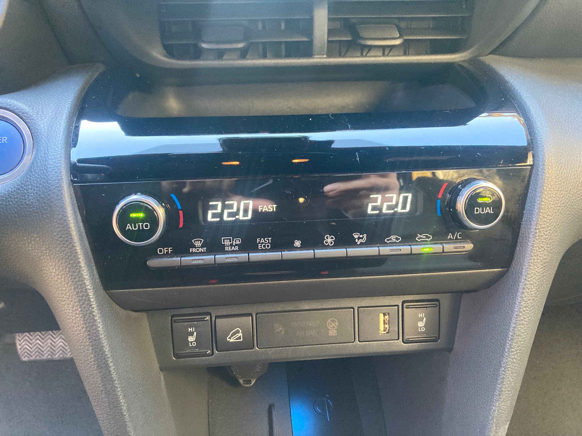 TOYOTA Yaris Cross 1.5 Premiere Edition e-CVT AWDi-image-8