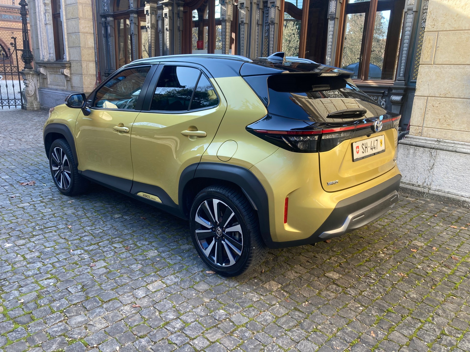 TOYOTA Yaris Cross 1.5 Premiere Edition e-CVT AWDi-image-3