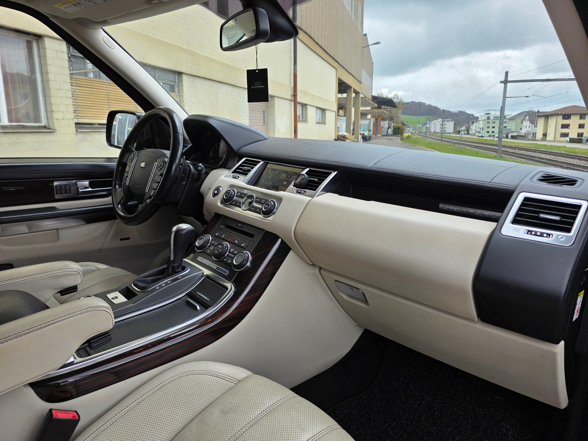 LAND ROVER 3.0 SDV6 / Silverstone Limited Edition-image-6