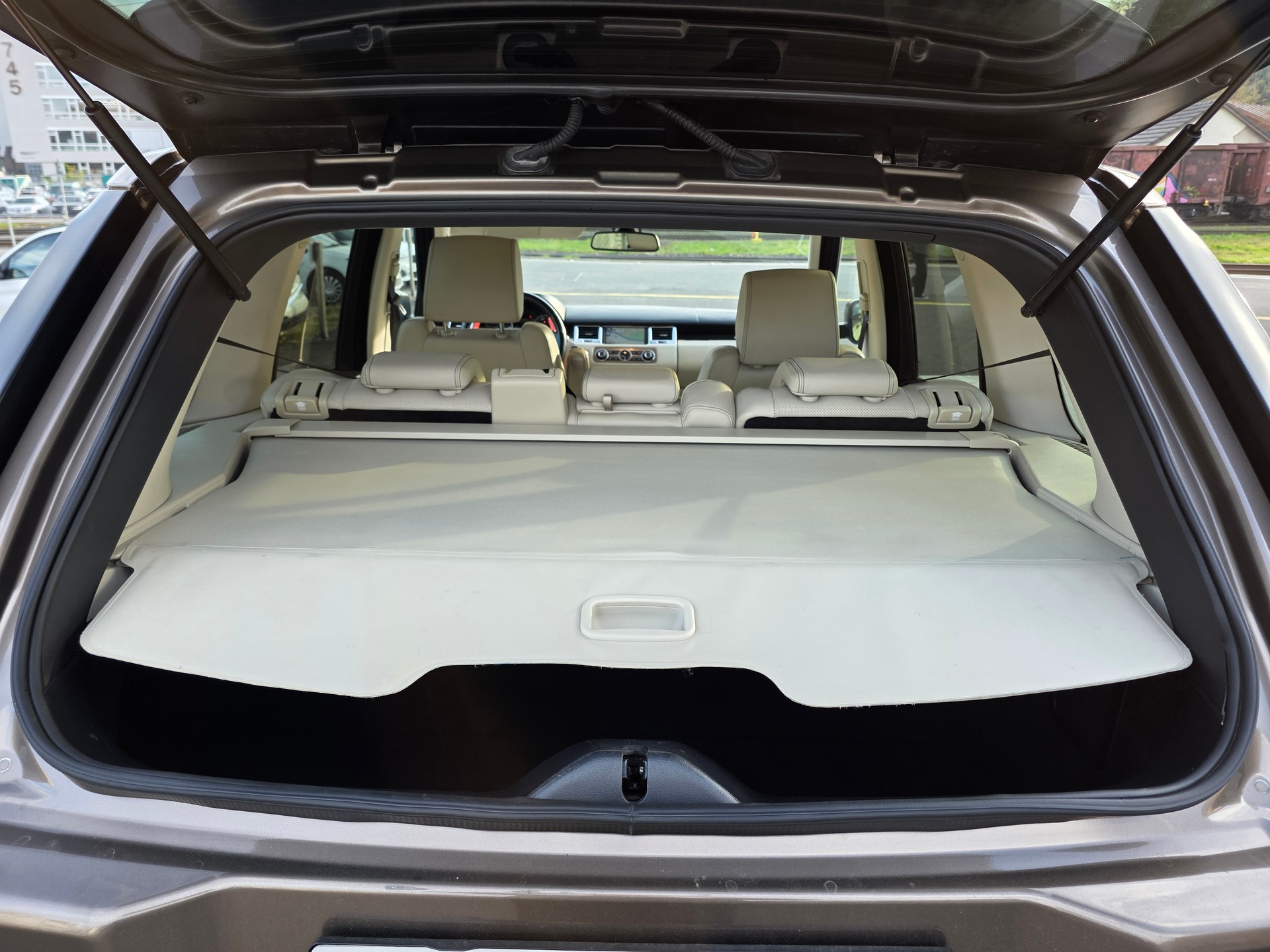 LAND ROVER 3.0 SDV6 / Silverstone Limited Edition-image-10