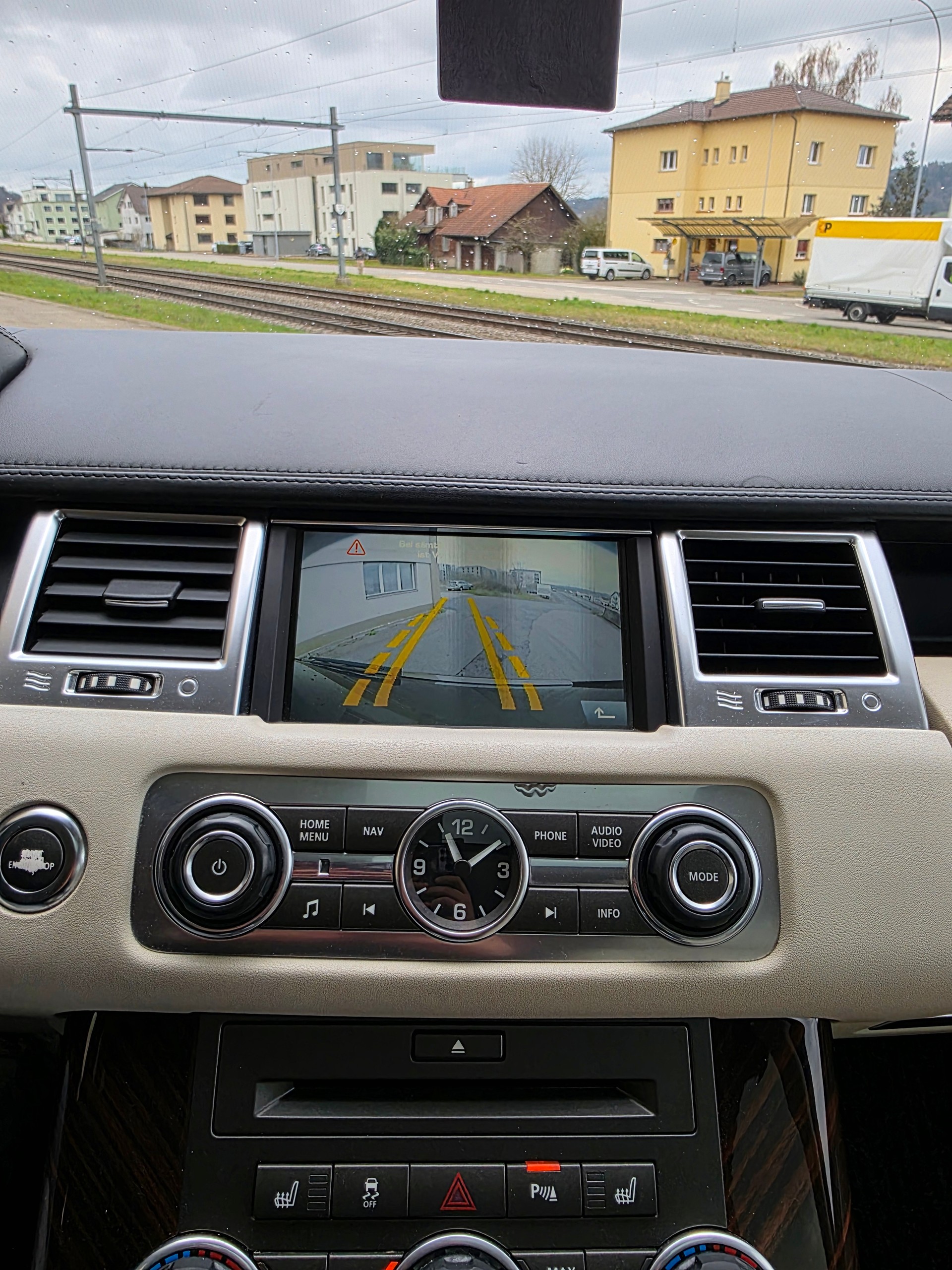 LAND ROVER 3.0 SDV6 / Silverstone Limited Edition-image-8